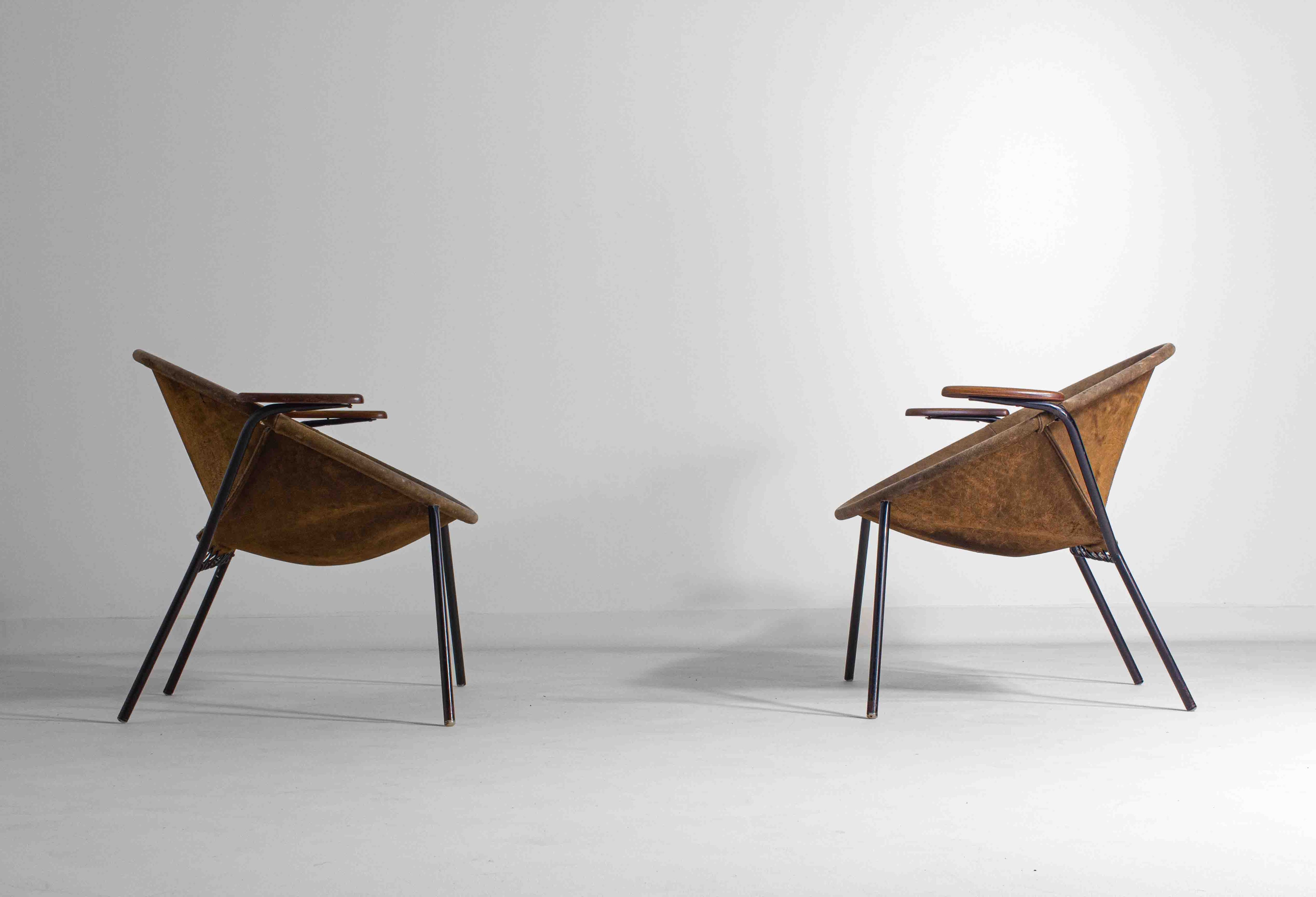 Set_of_2_early_edition_Balloon_Chairs_by_Hans_Olsen