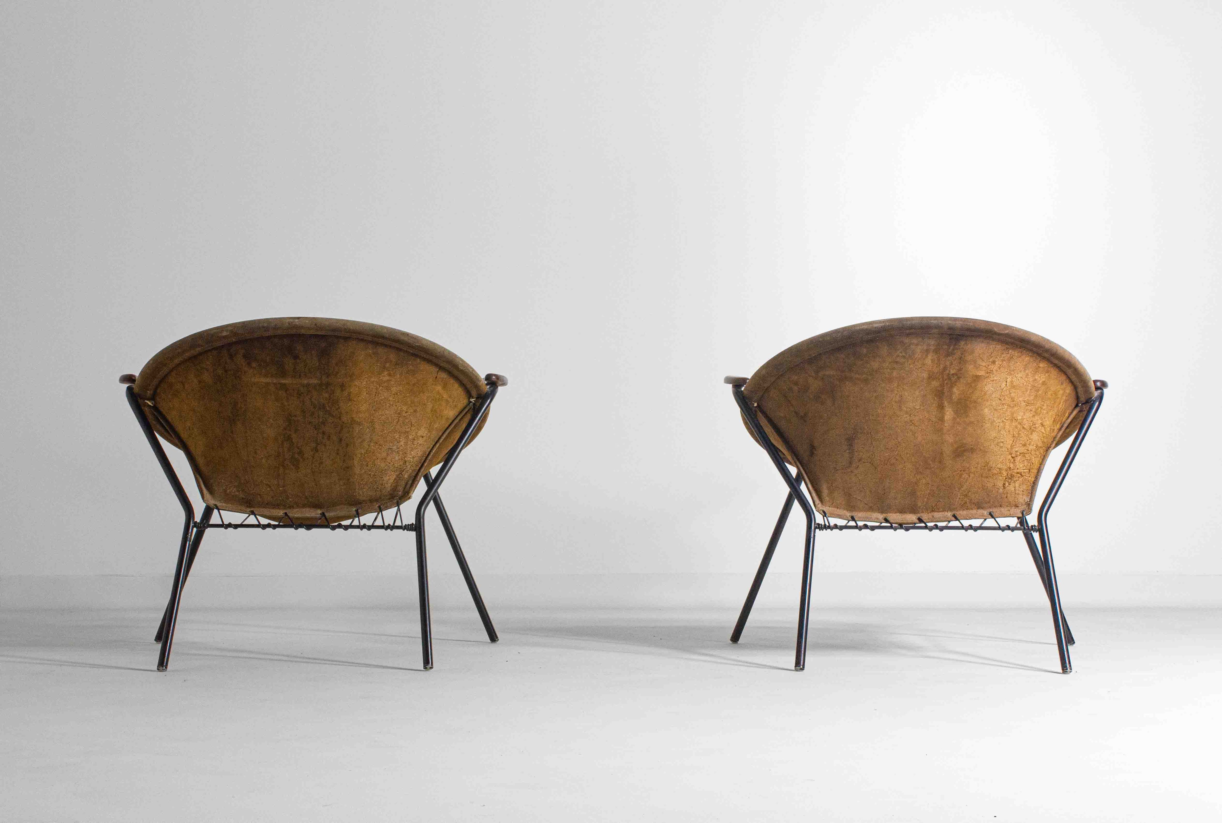 Set_of_2_early_edition_Balloon_Chairs_by_Hans_Olsen