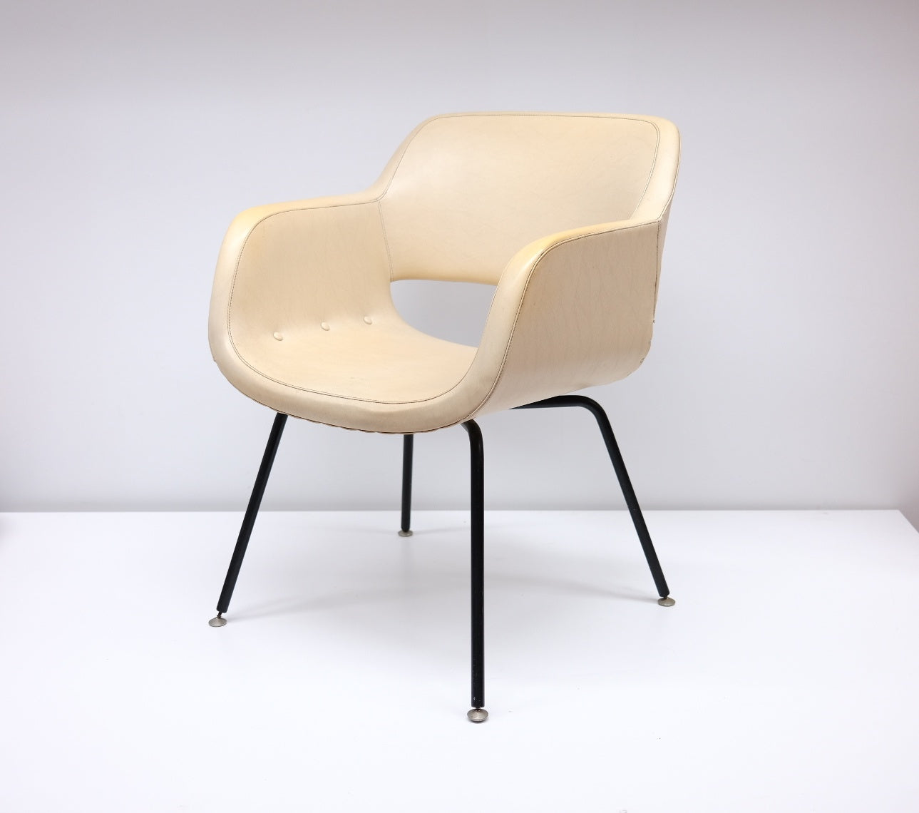 Set_of_4_Eero_Aarnio_Viking_chair_2116