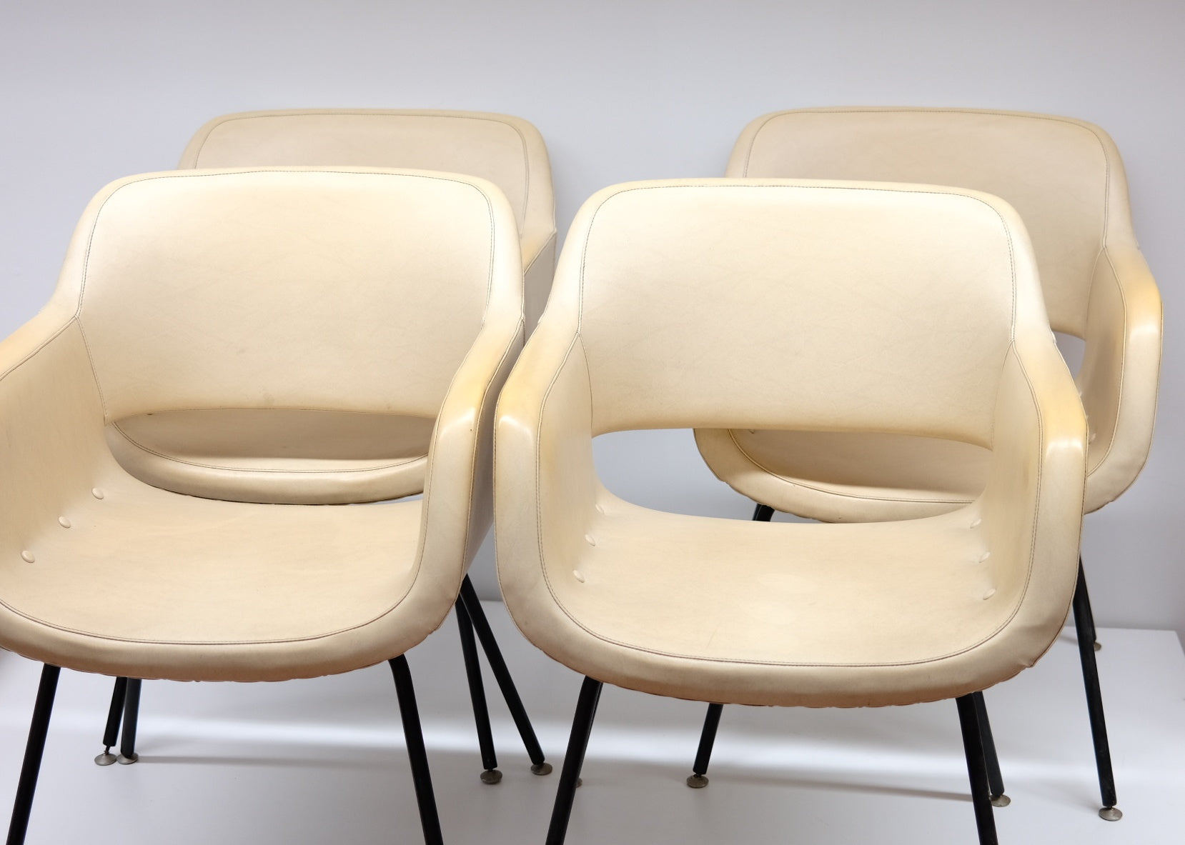 Set_of_4_Eero_Aarnio_Viking_chair_2116