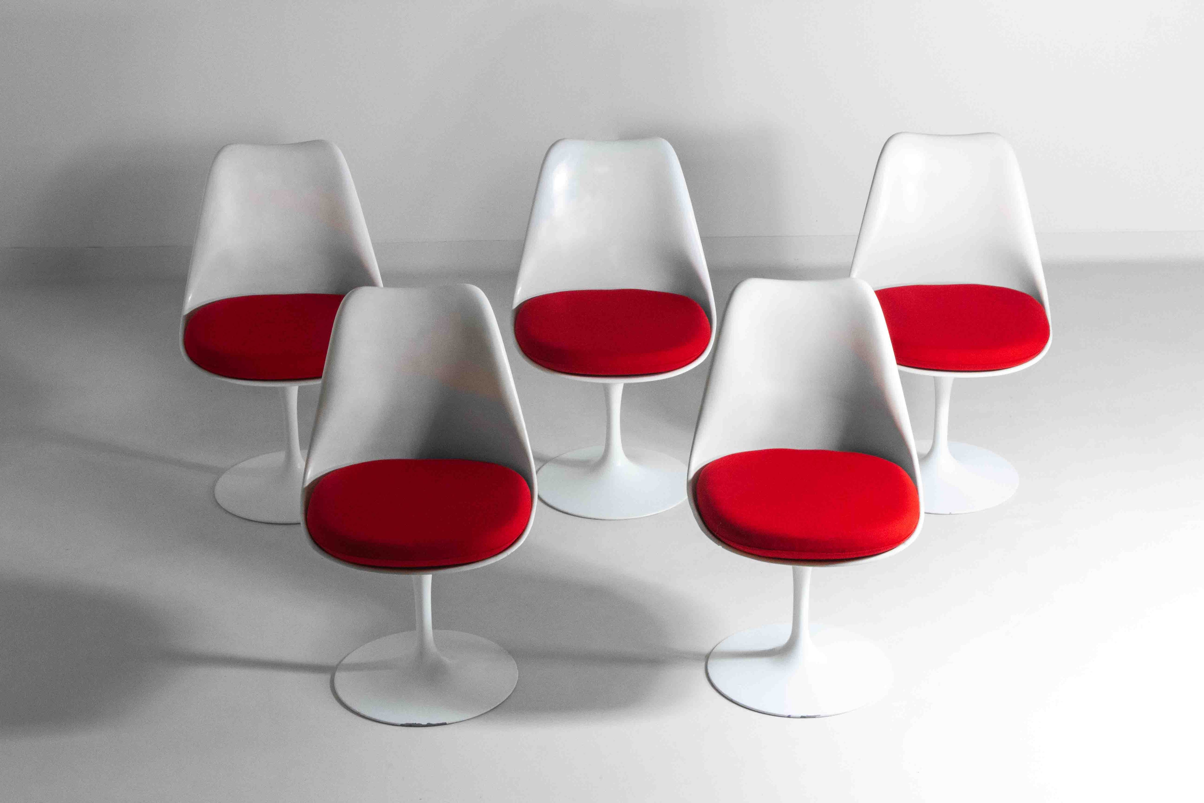 Set_of_5_tulip_chairs_with_red_Kvadrat_pillows_Knoll_International_1970