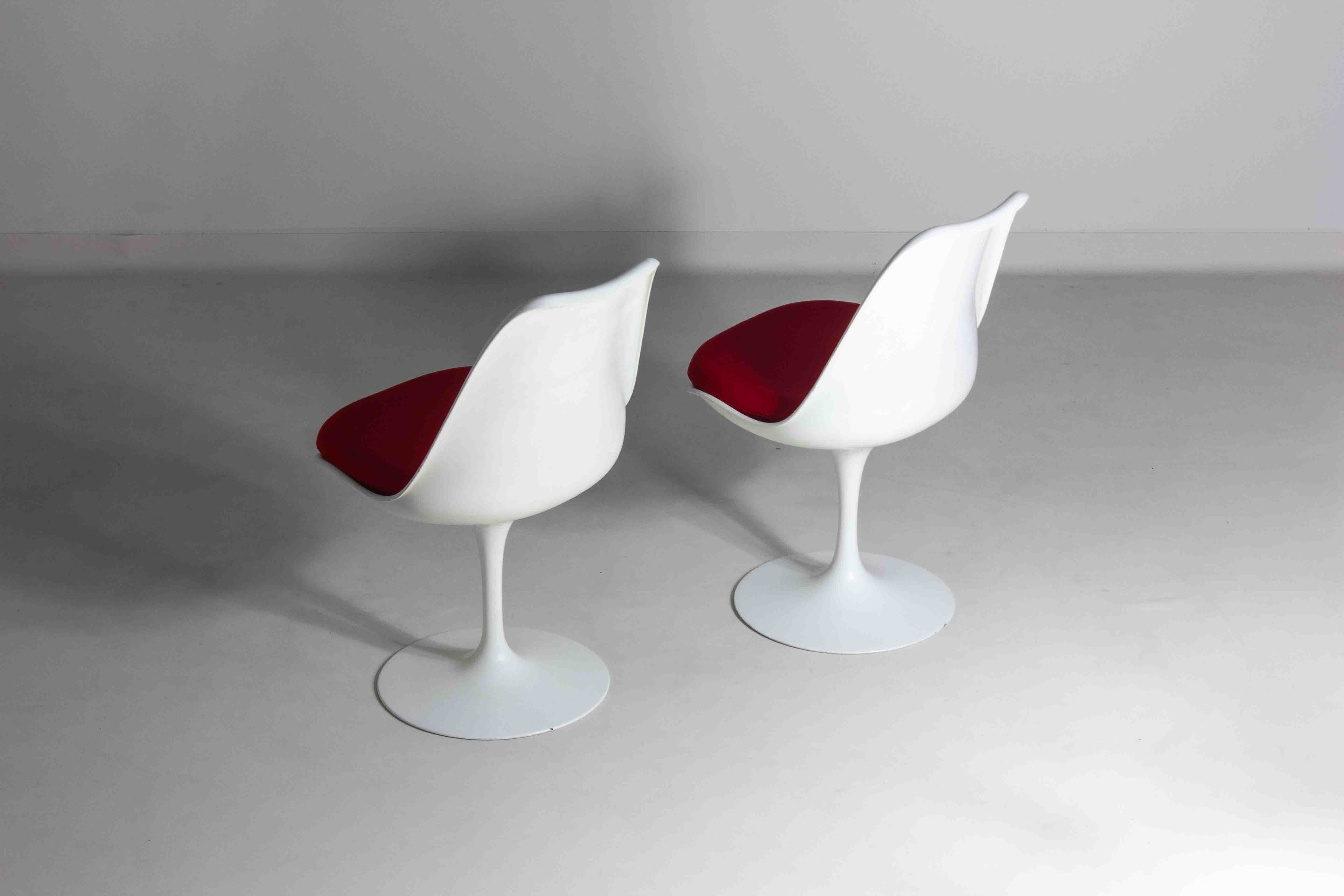 Set_of_5_tulip_chairs_with_red_Kvadrat_pillows_Knoll_International_1970