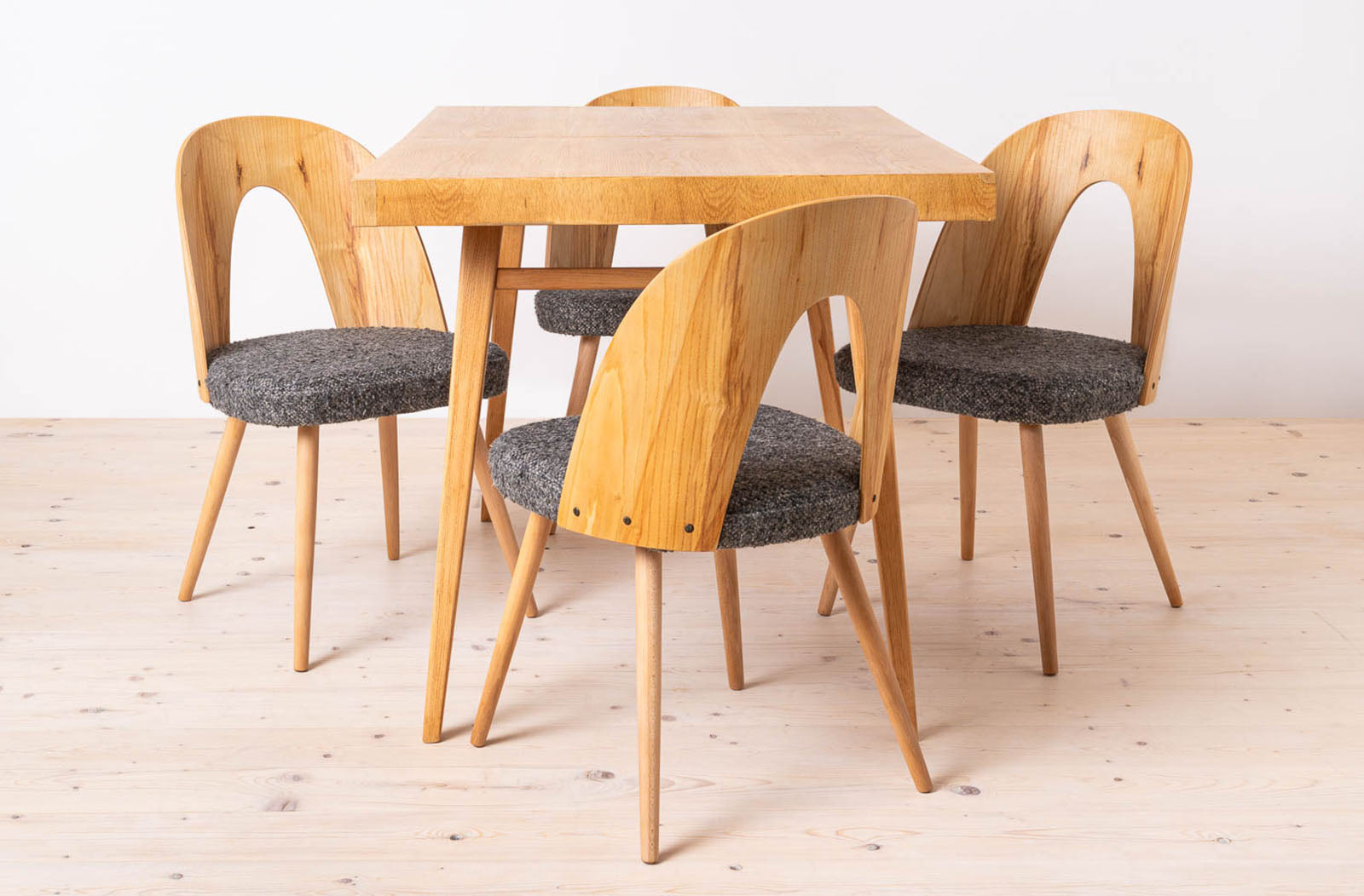 Set_of_Dining_Table_and_4_Dining_Chairs_by_Antonin_uman_Reupholstered_Czechoslovakia_1960s
