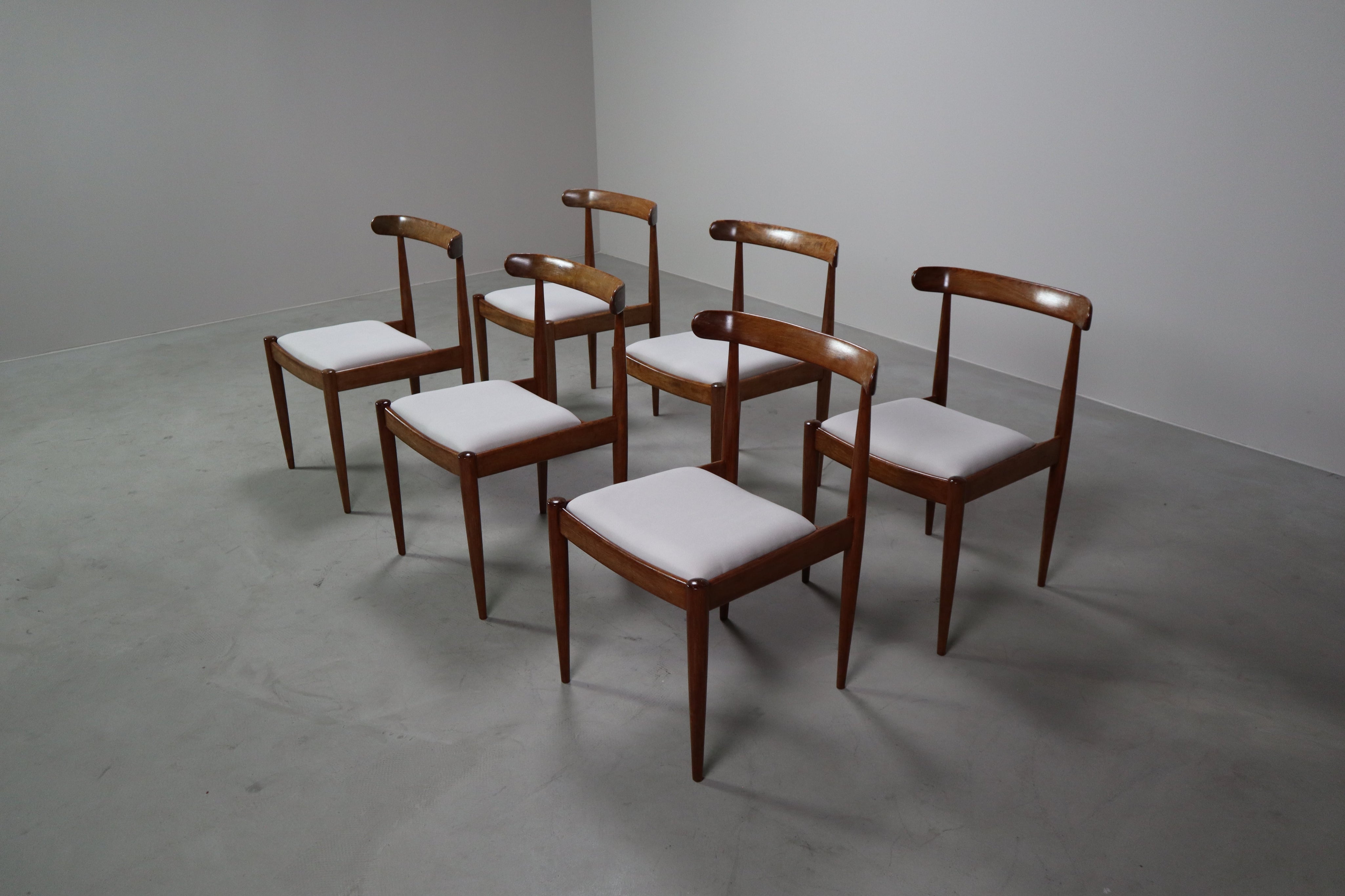 Set_of_6_Alfred_Hendrickx_Model_500_dining_chairs_in_Rosewood