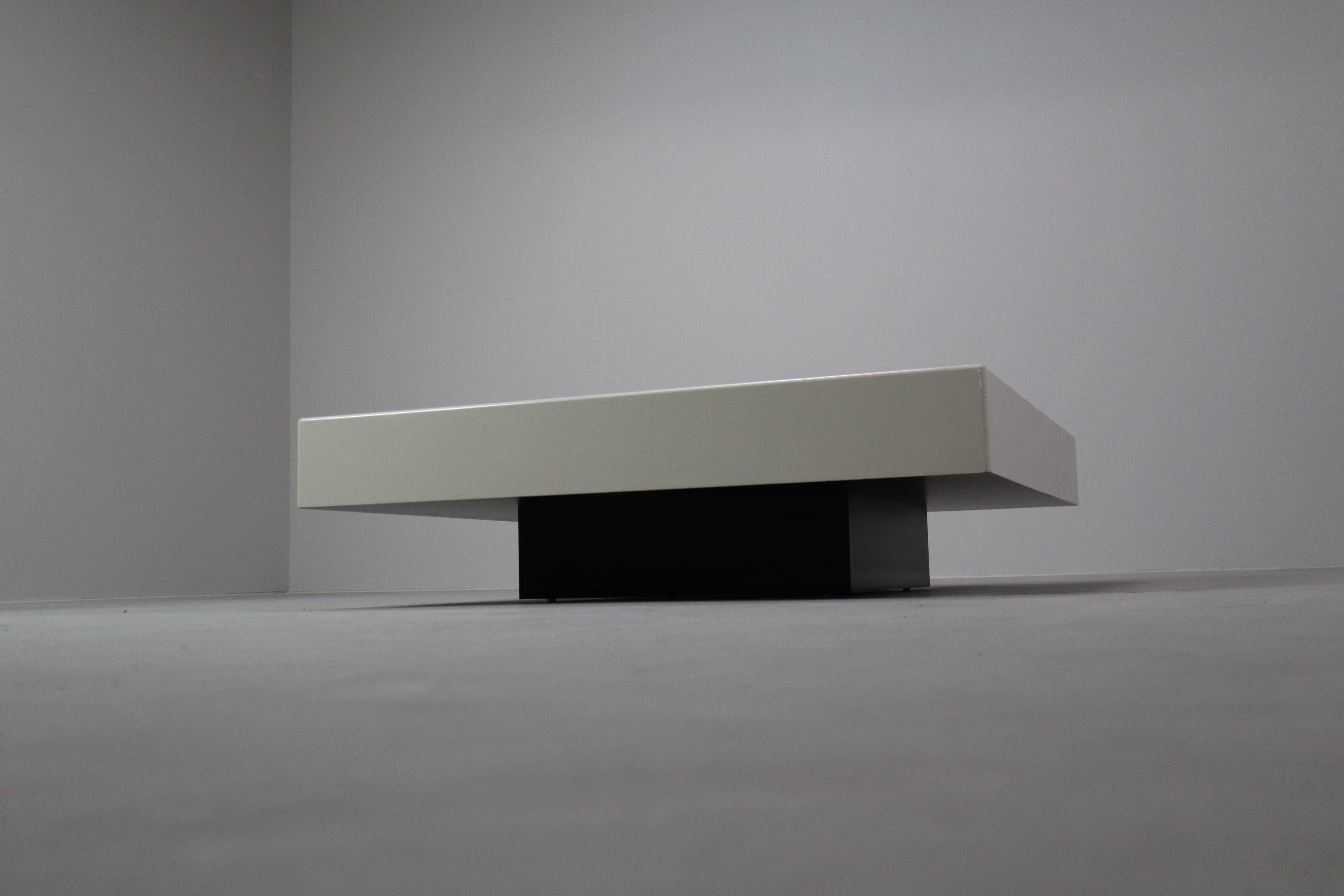 Sleek_vintage_minimalist_coffee_table