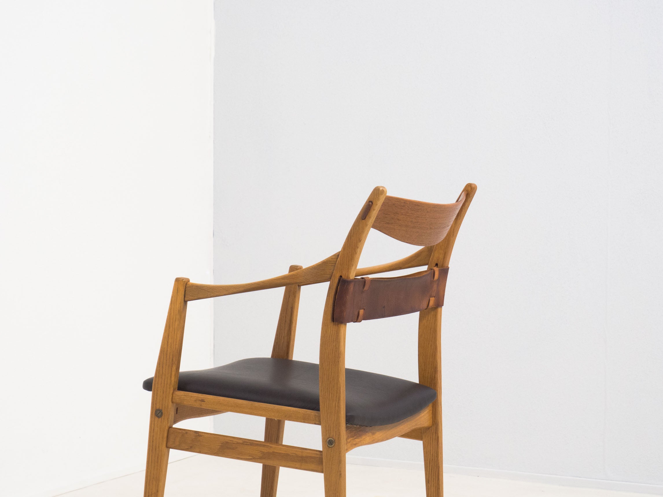 Swedish_Remus_Arm_Chair_by_Yngve_Ekstr_m