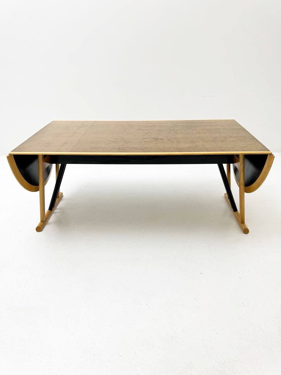 Table_Ariante_by_Piero_De_Martini_for_Cassina_from_the_1980s