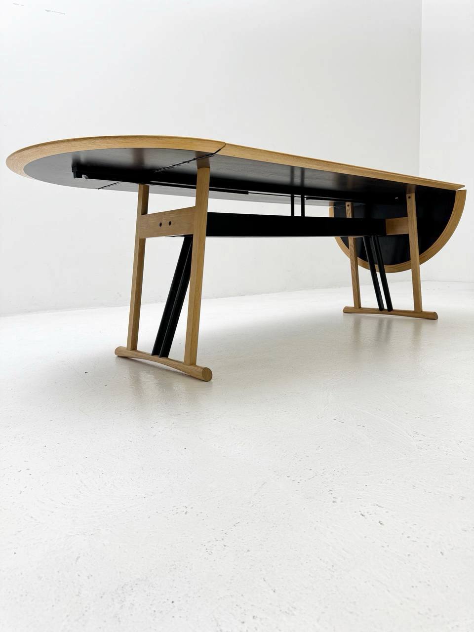 Table_Ariante_by_Piero_De_Martini_for_Cassina_from_the_1980s