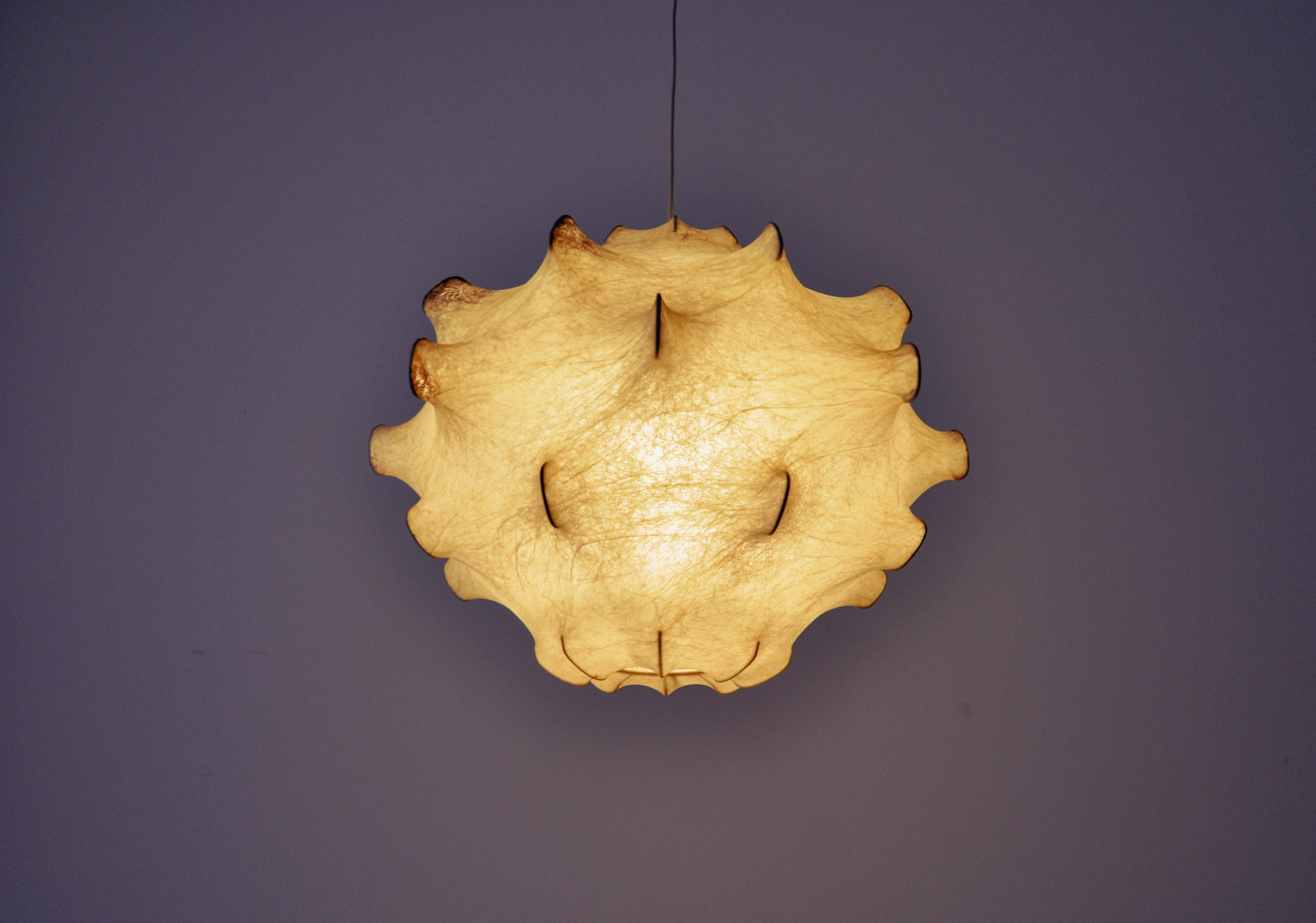 Taraxacum_hanging_lamp_by_Achille_Pier_Giacomo_Castiglioni_for_Flos_1960s