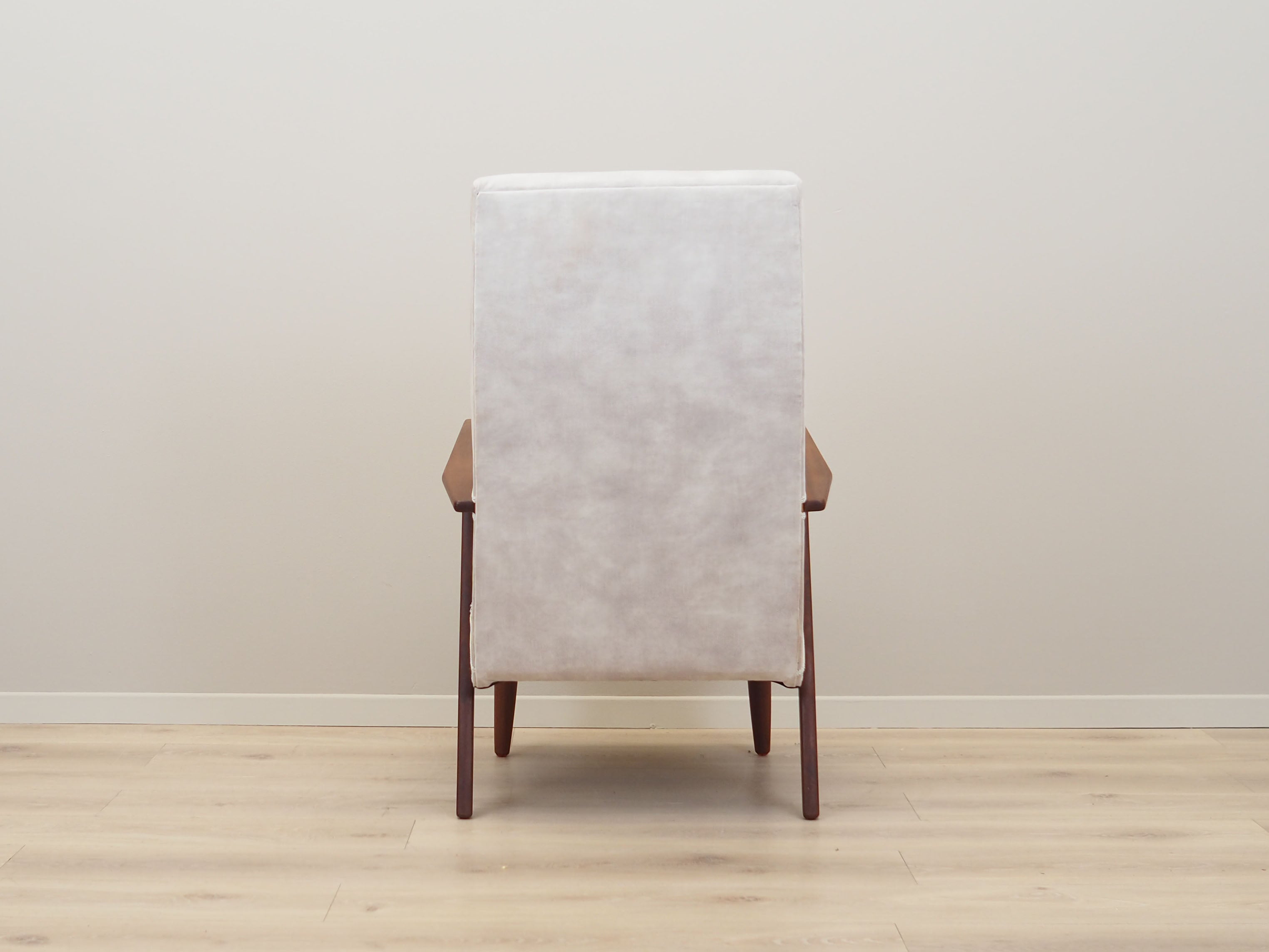 Teak_armchair_in_Danish_design_from_1970s_production_Denmark
