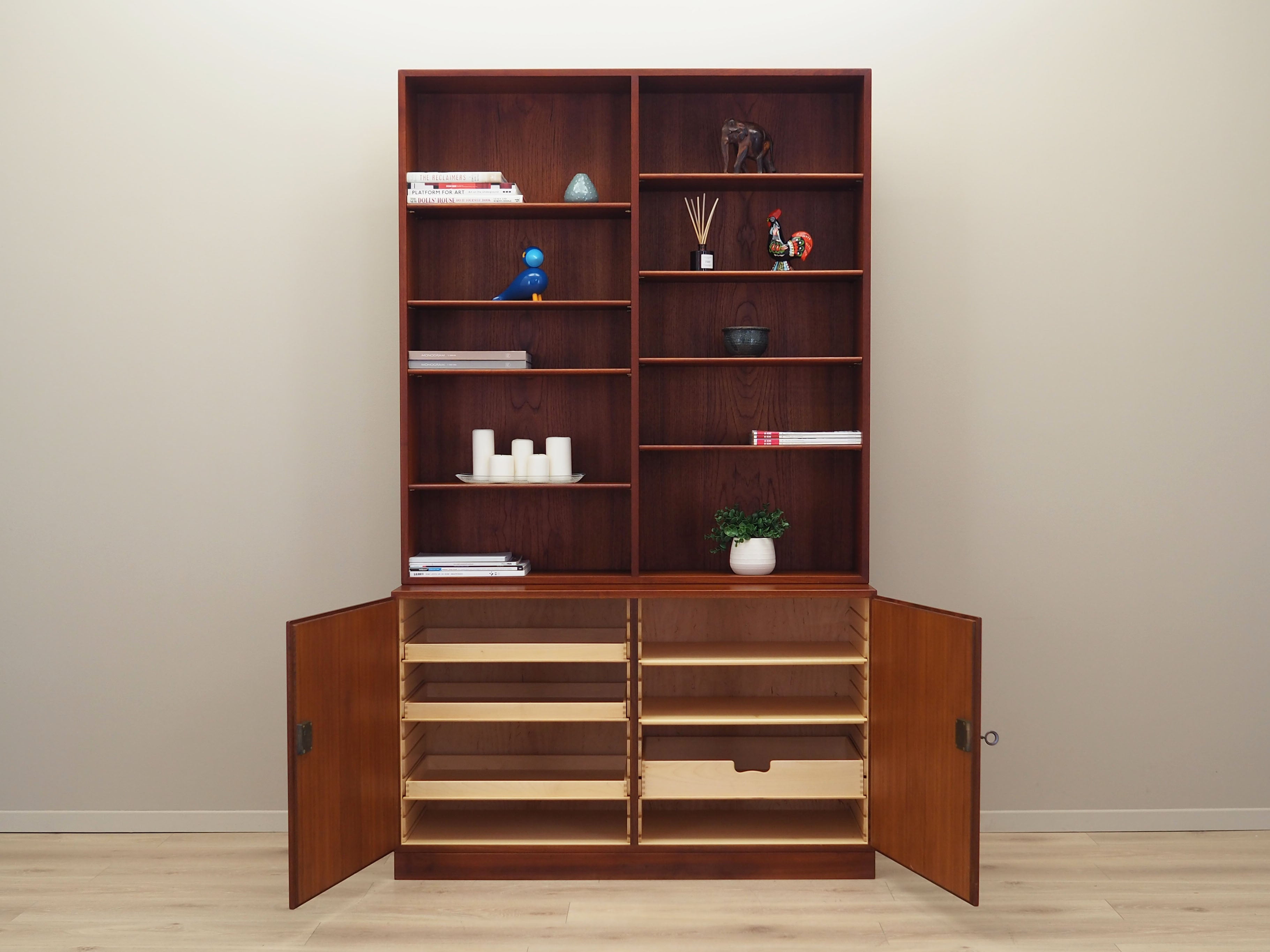 Teak_bookcase_Danish_design_1960s_designer_B_rge_Mogensen