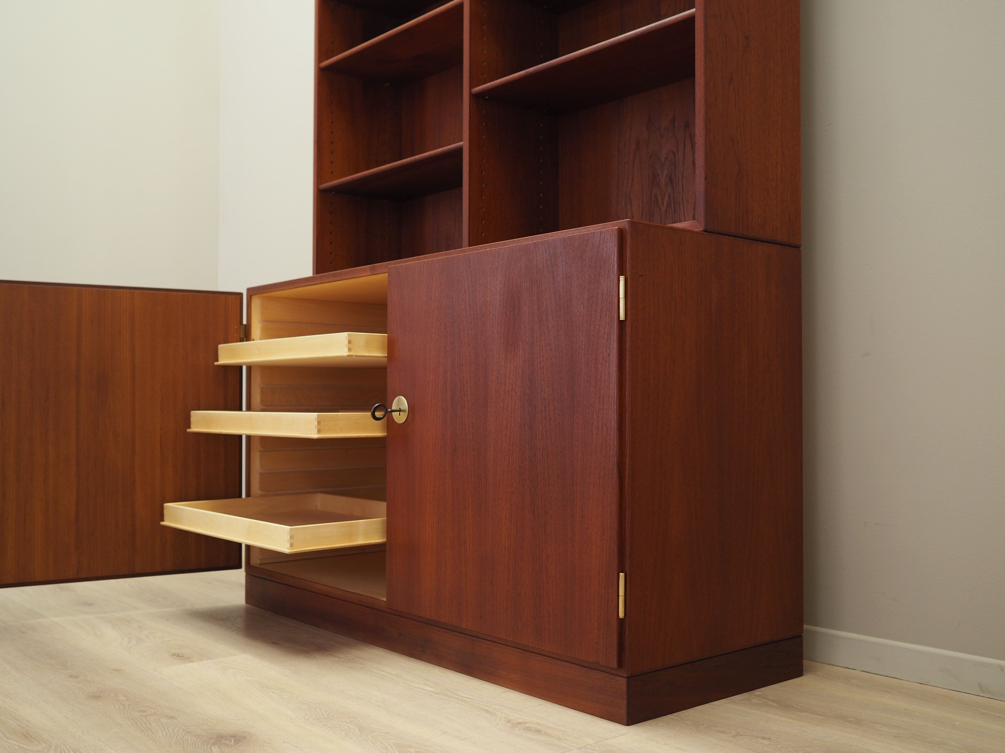 Teak_bookcase_Danish_design_1960s_designer_B_rge_Mogensen