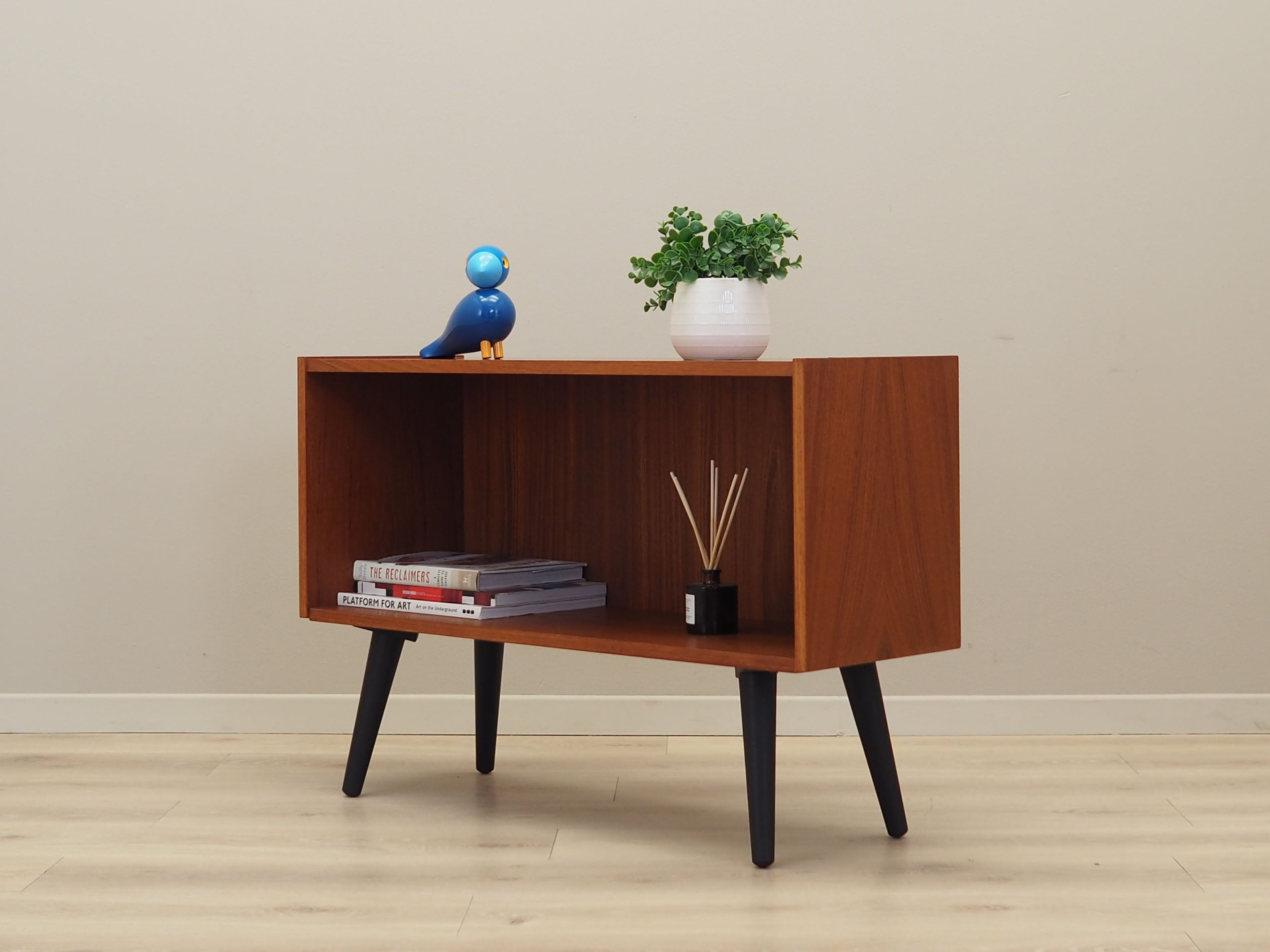 Teak_bookcase_Danish_design_1970s