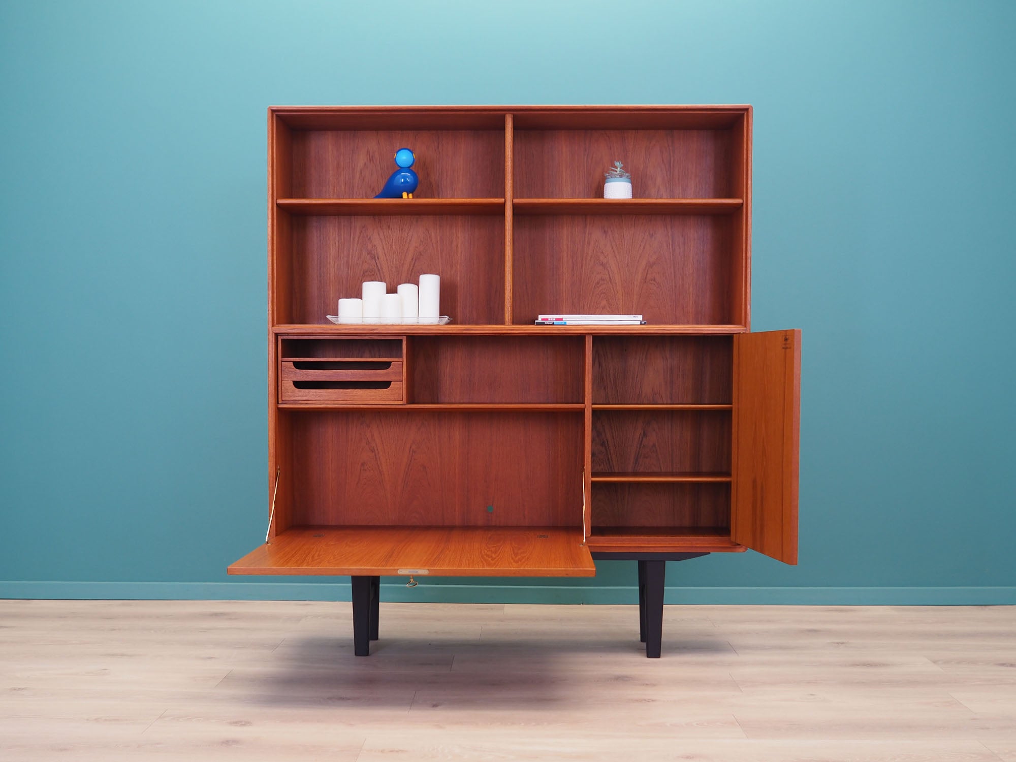 Teak_bookcase_Scandinavian_design_1960s_designer_Bertil_Fridhagen_production_Bodafors