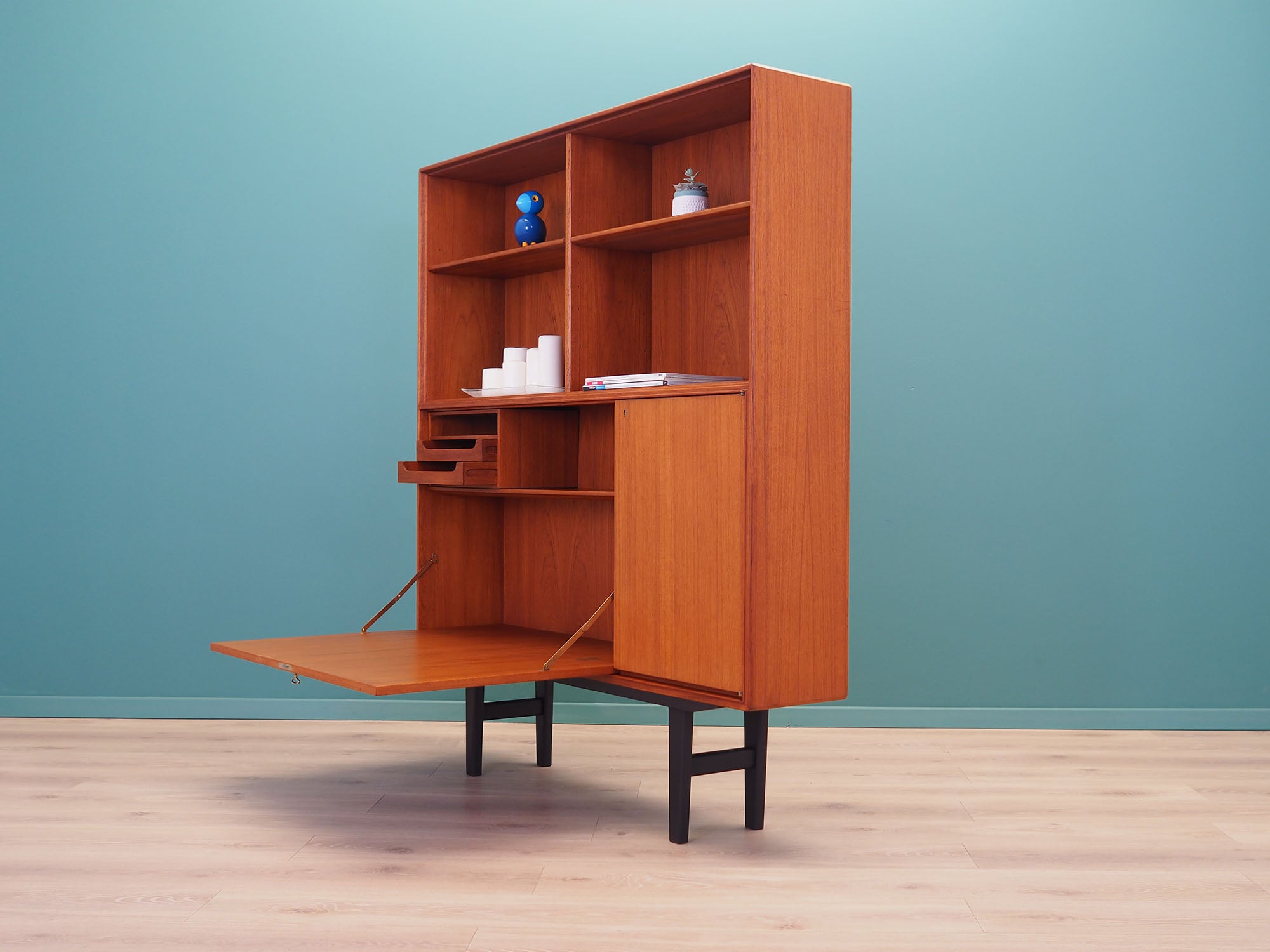 Teak_bookcase_Scandinavian_design_1960s_designer_Bertil_Fridhagen_production_Bodafors