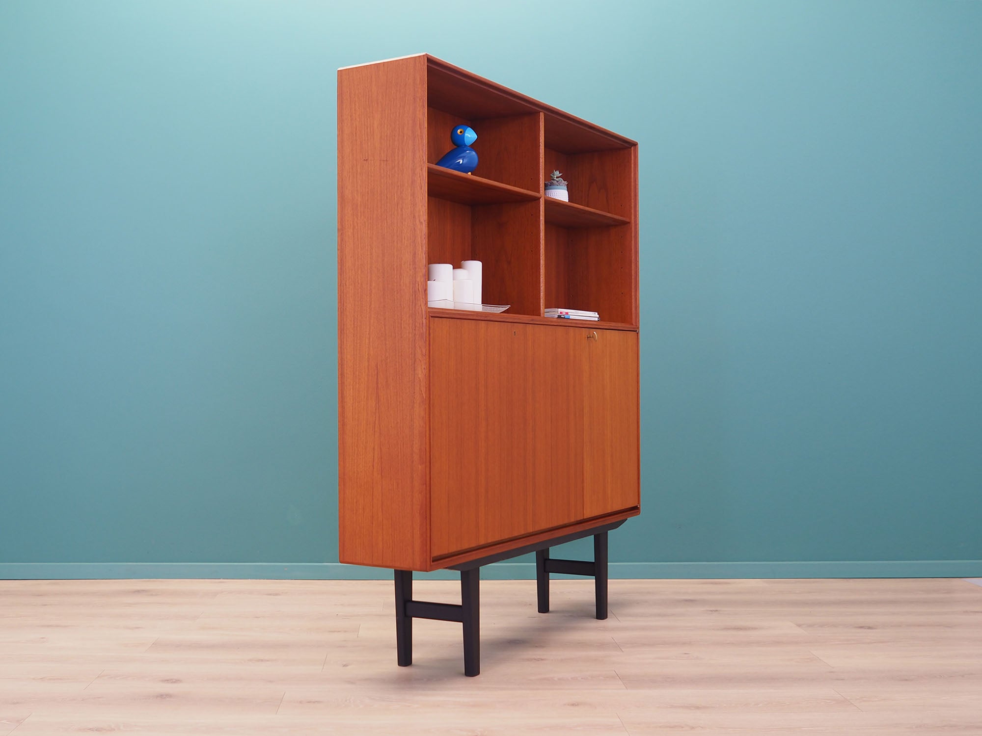 Teak_bookcase_Scandinavian_design_1960s_designer_Bertil_Fridhagen_production_Bodafors