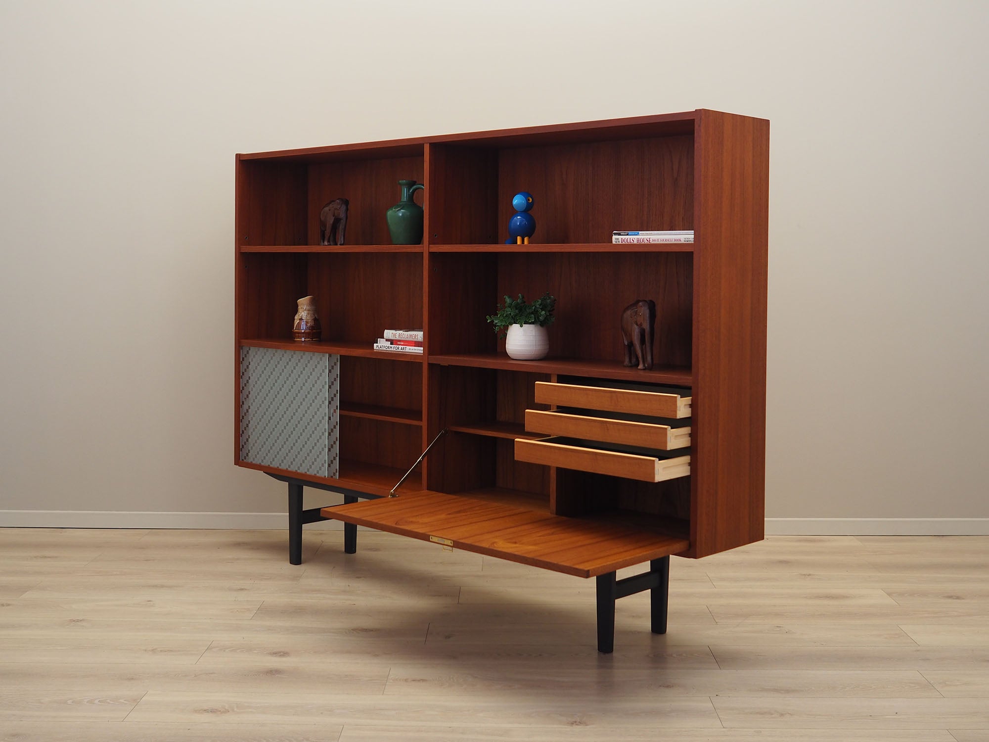 Teak_bookcase_in_Danish_design_1970s
