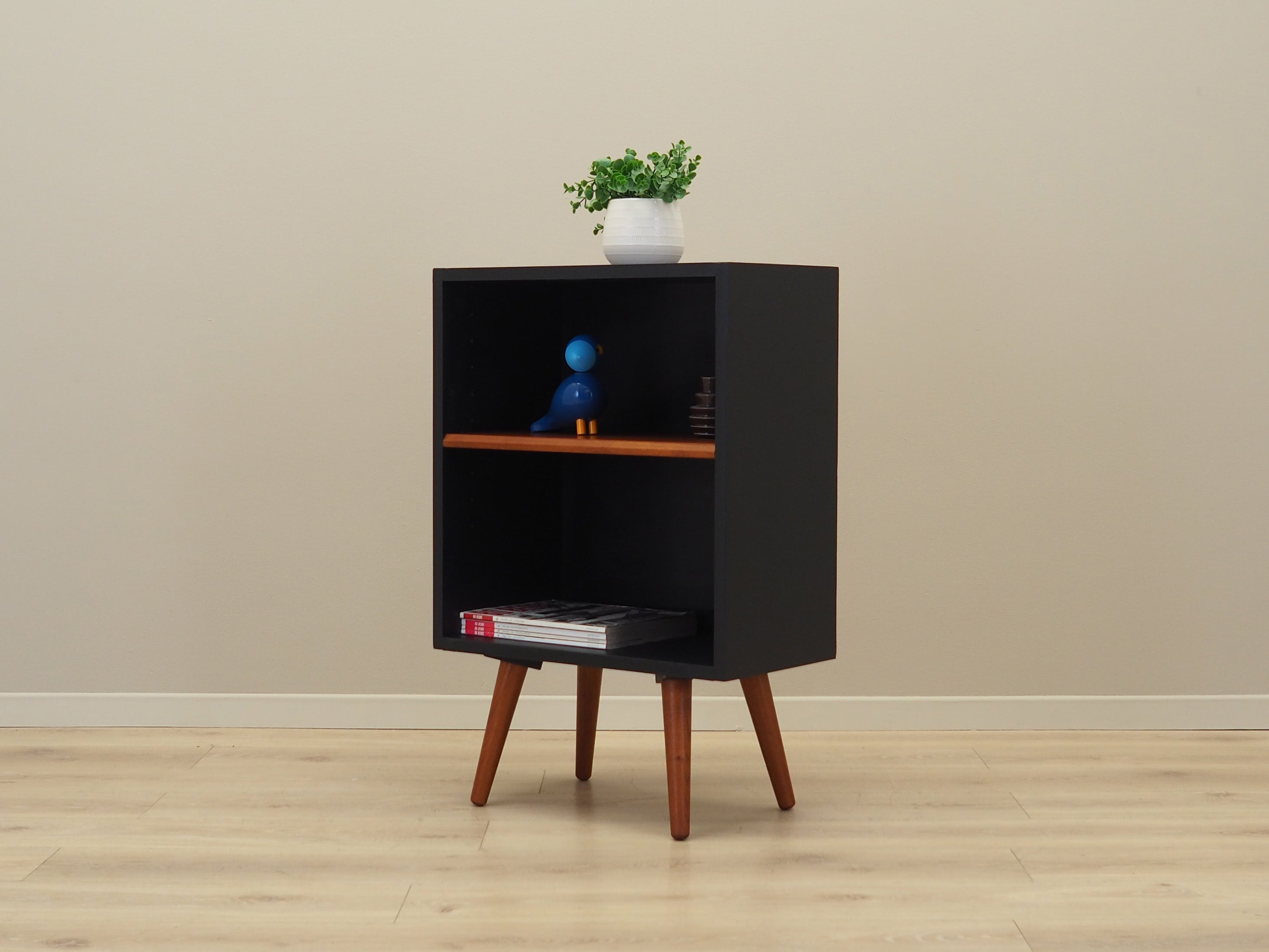 Teak_bookcase_in_Danish_design_from_1970s