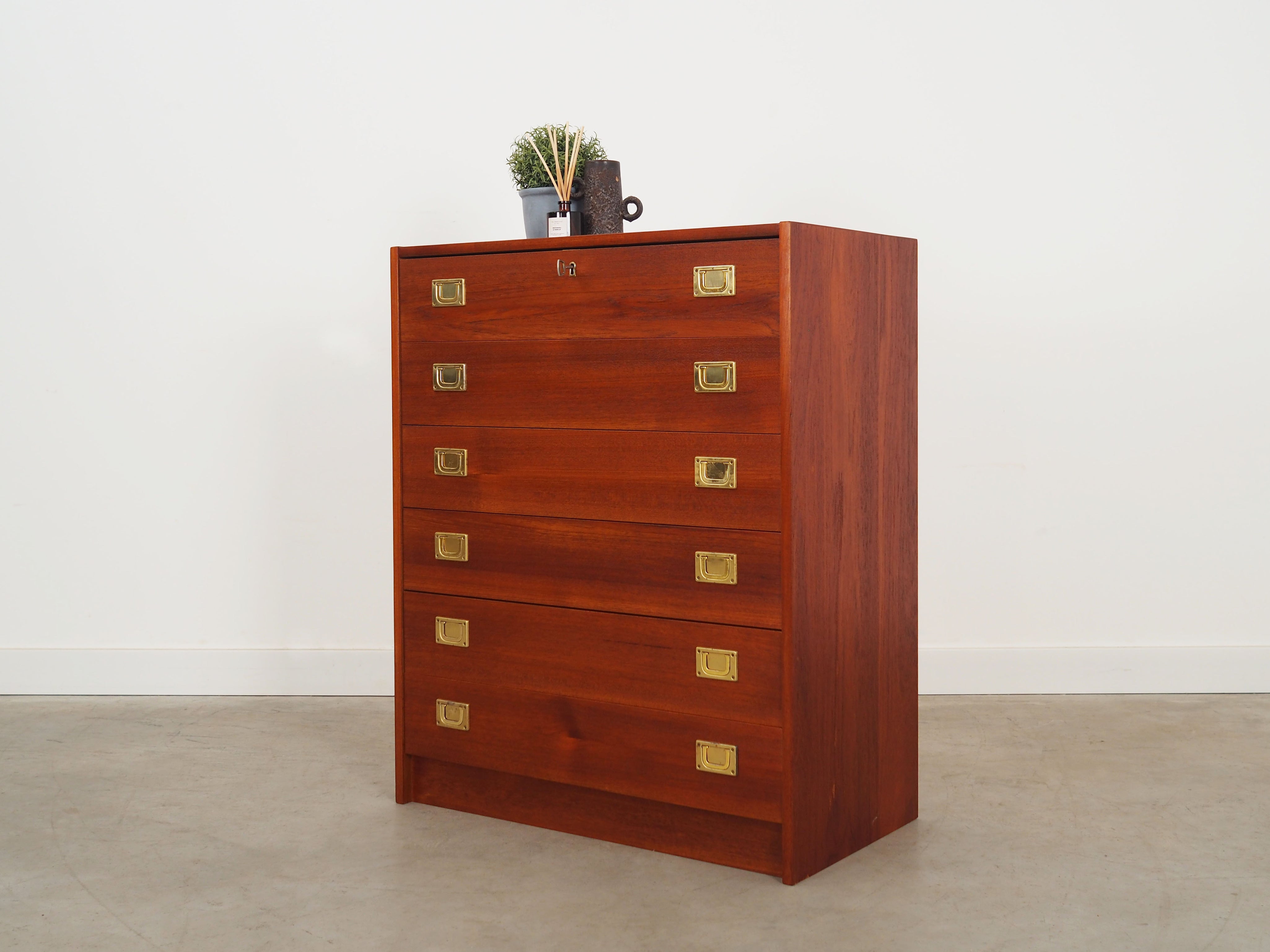 Teak_chest_of_drawers_1960s