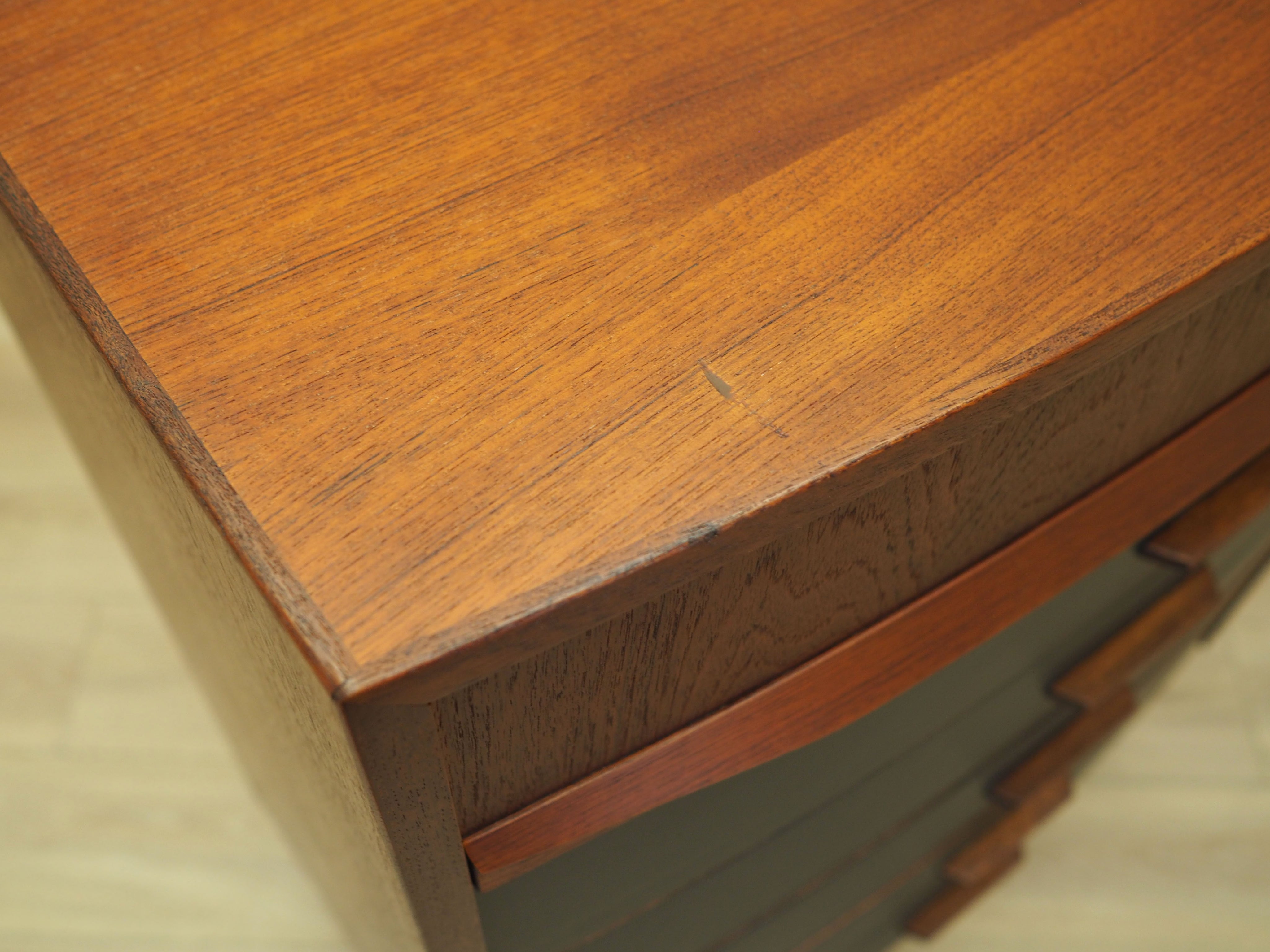 Teak_chest_of_drawers_in_Danish_design_1970s_production_Denmark