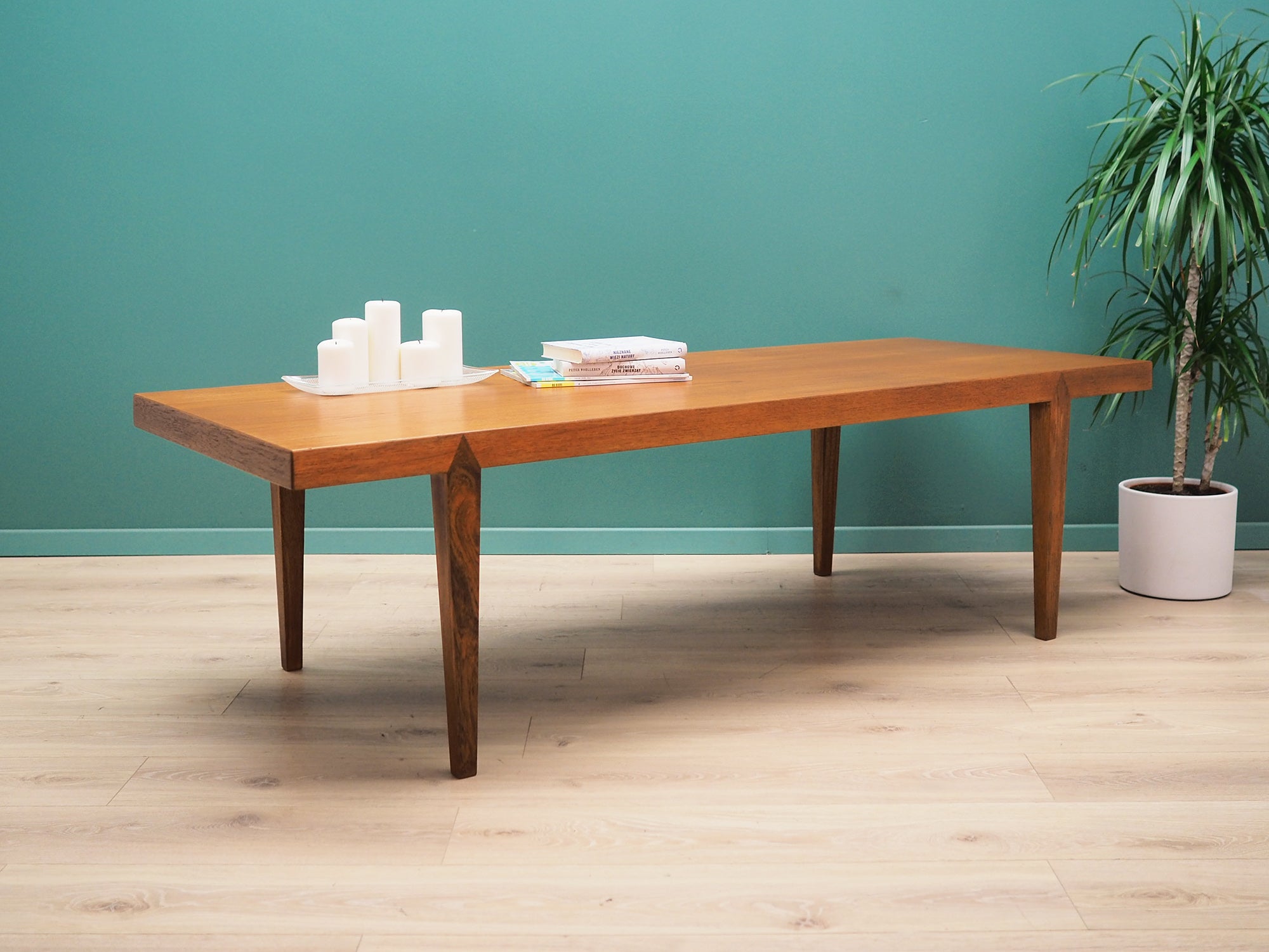 Teak_coffee_table_Danish_design_1970s_manufacturer_Severin_Hansen