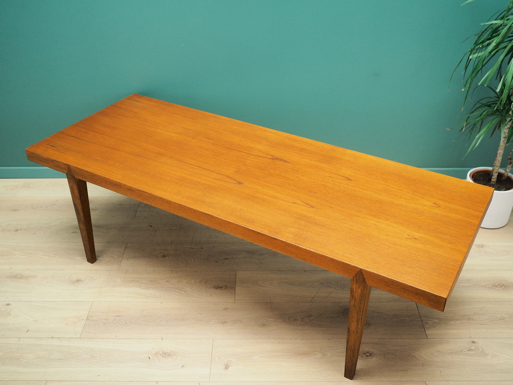 Teak_coffee_table_Danish_design_1970s_manufacturer_Severin_Hansen
