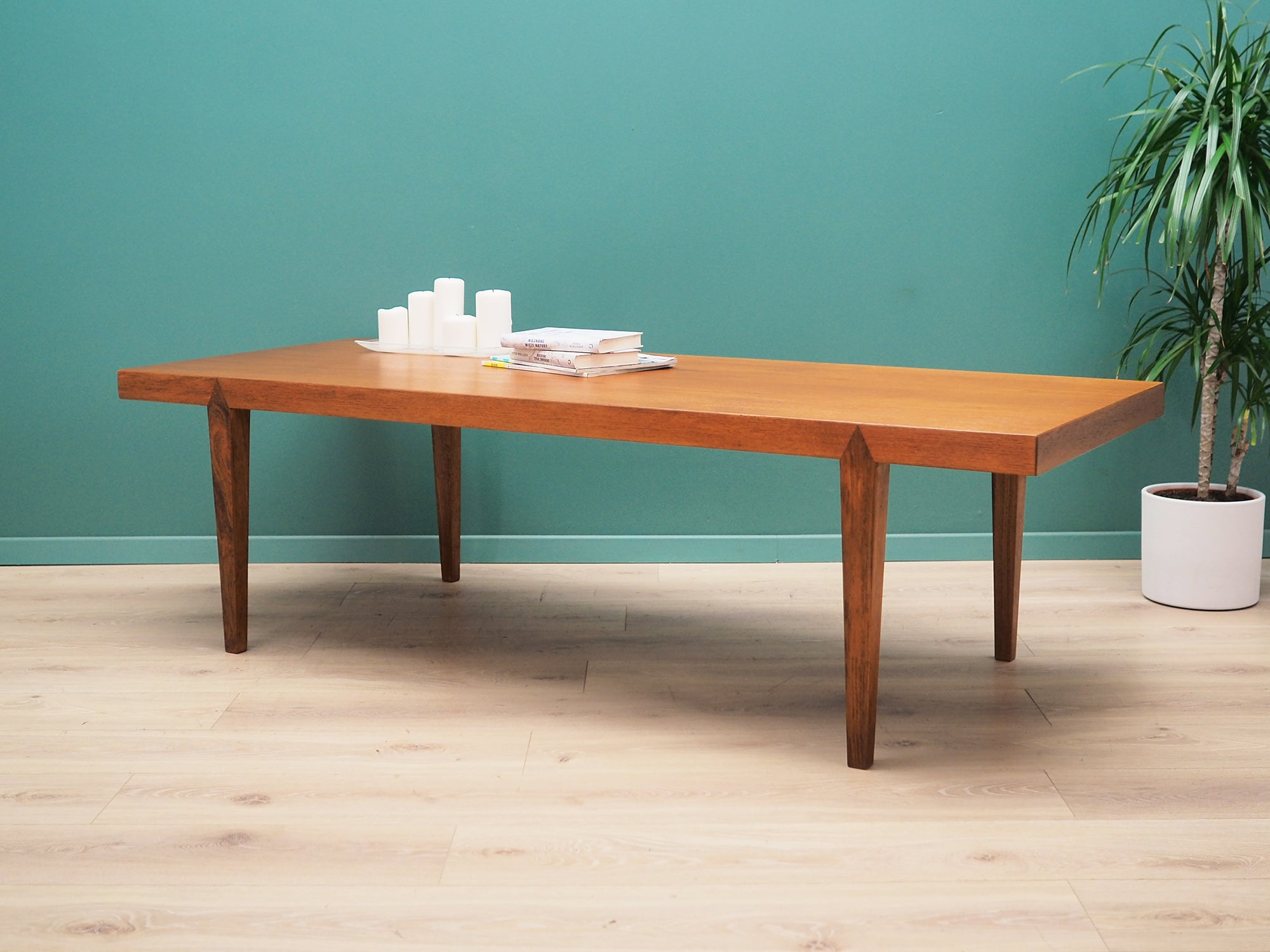Teak_coffee_table_Danish_design_1970s_manufacturer_Severin_Hansen