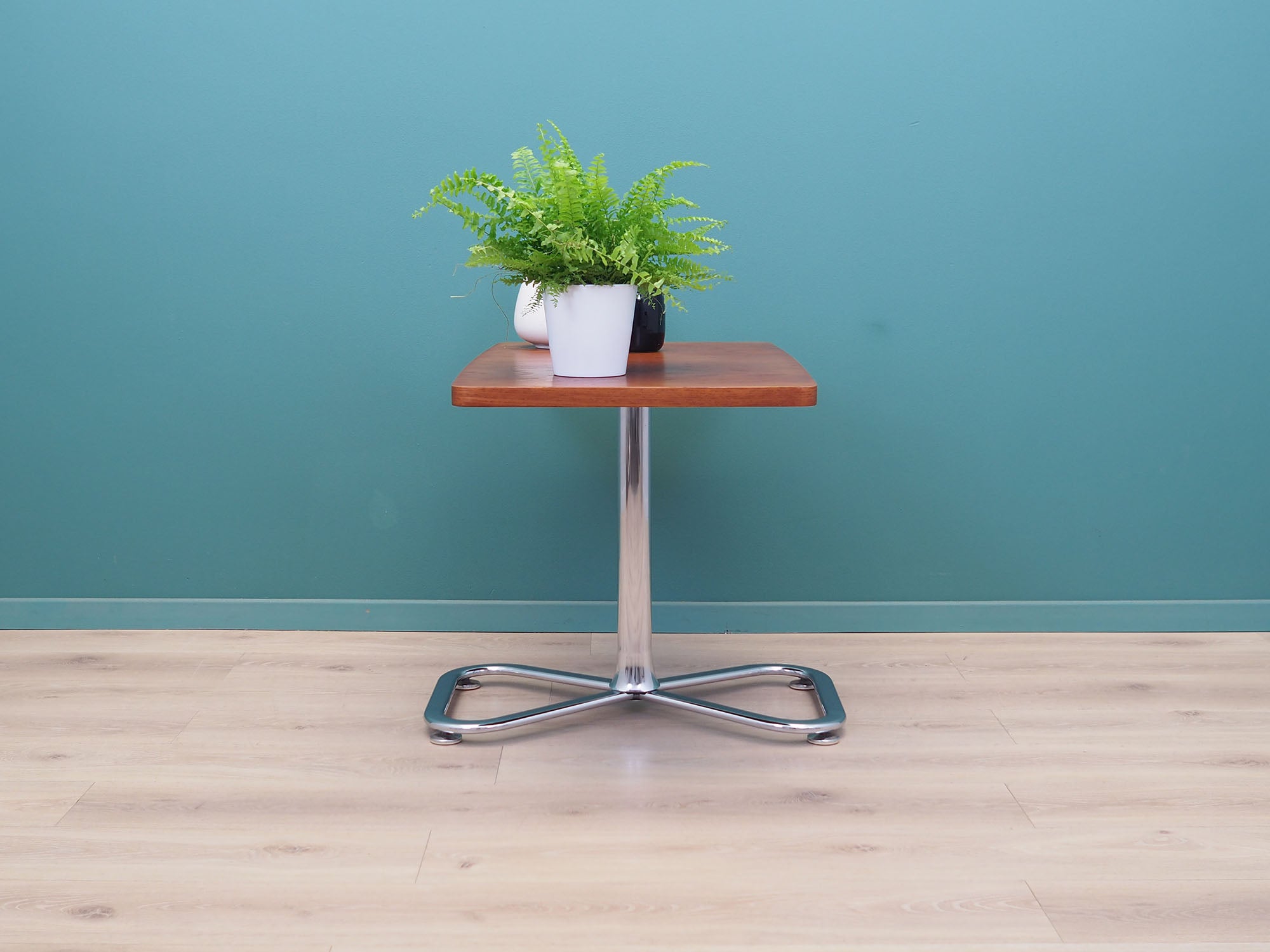 Teak_coffee_table_in_Danish_design_1970s_production_Denmark
