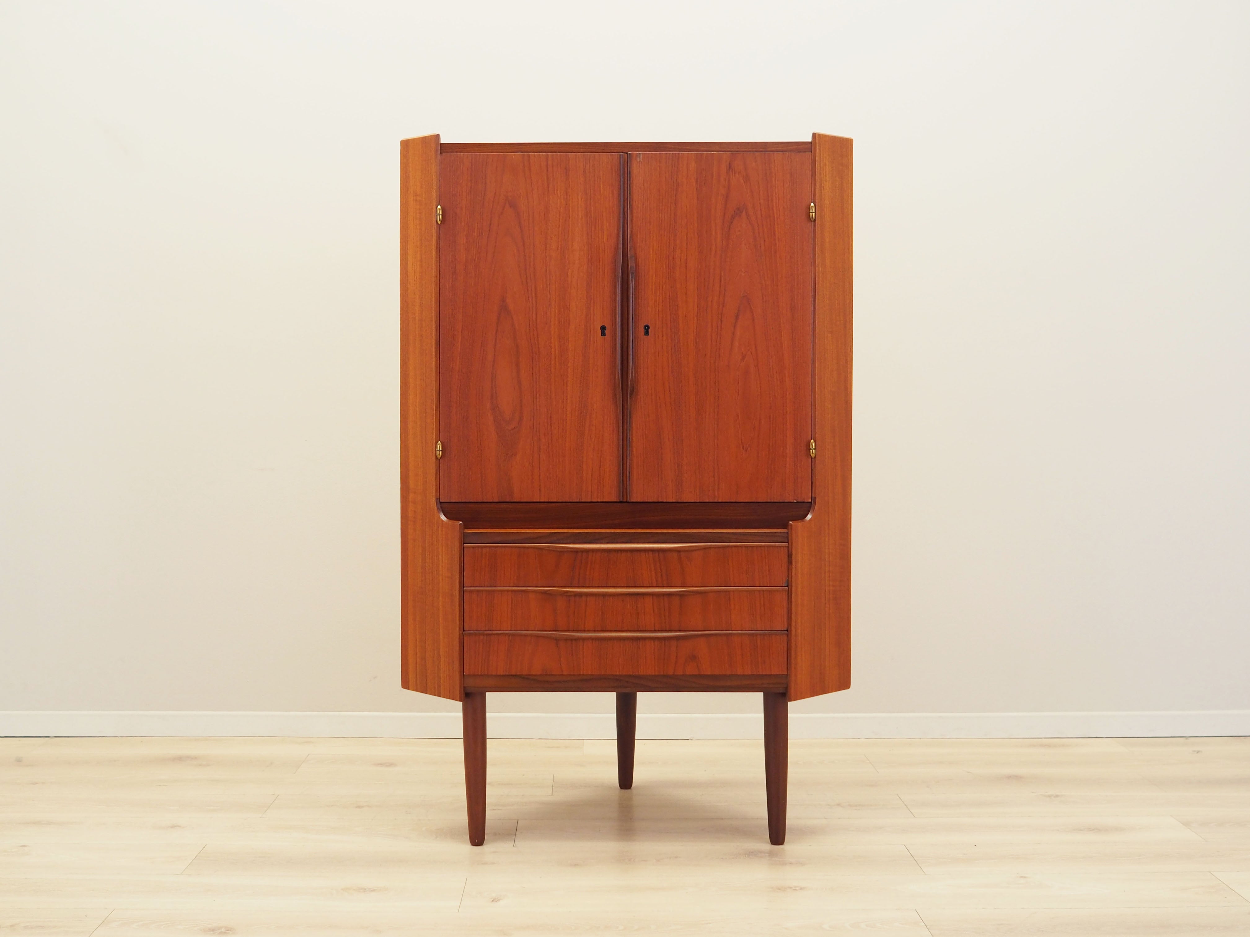 Teak_corner_cabinet_Danish_design_1970s_production_Denmark