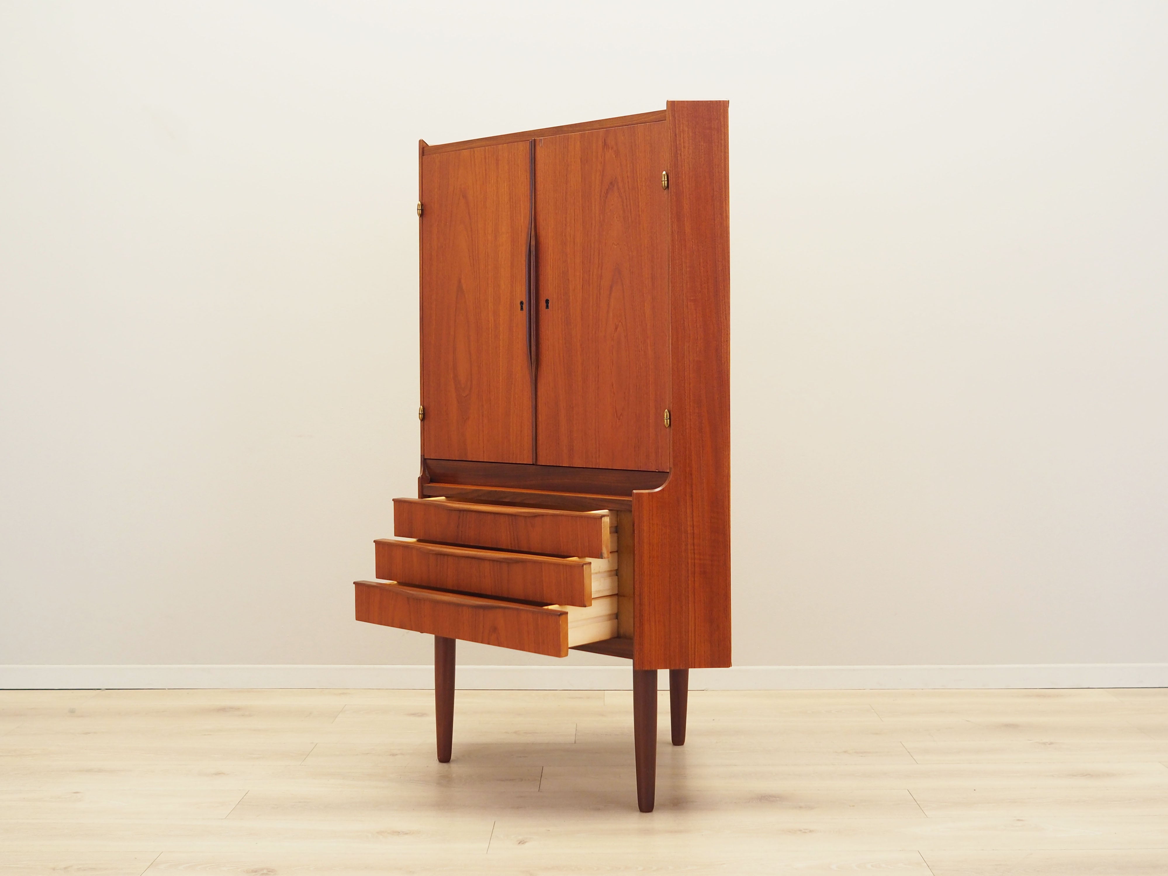 Teak_corner_cabinet_Danish_design_1970s_production_Denmark