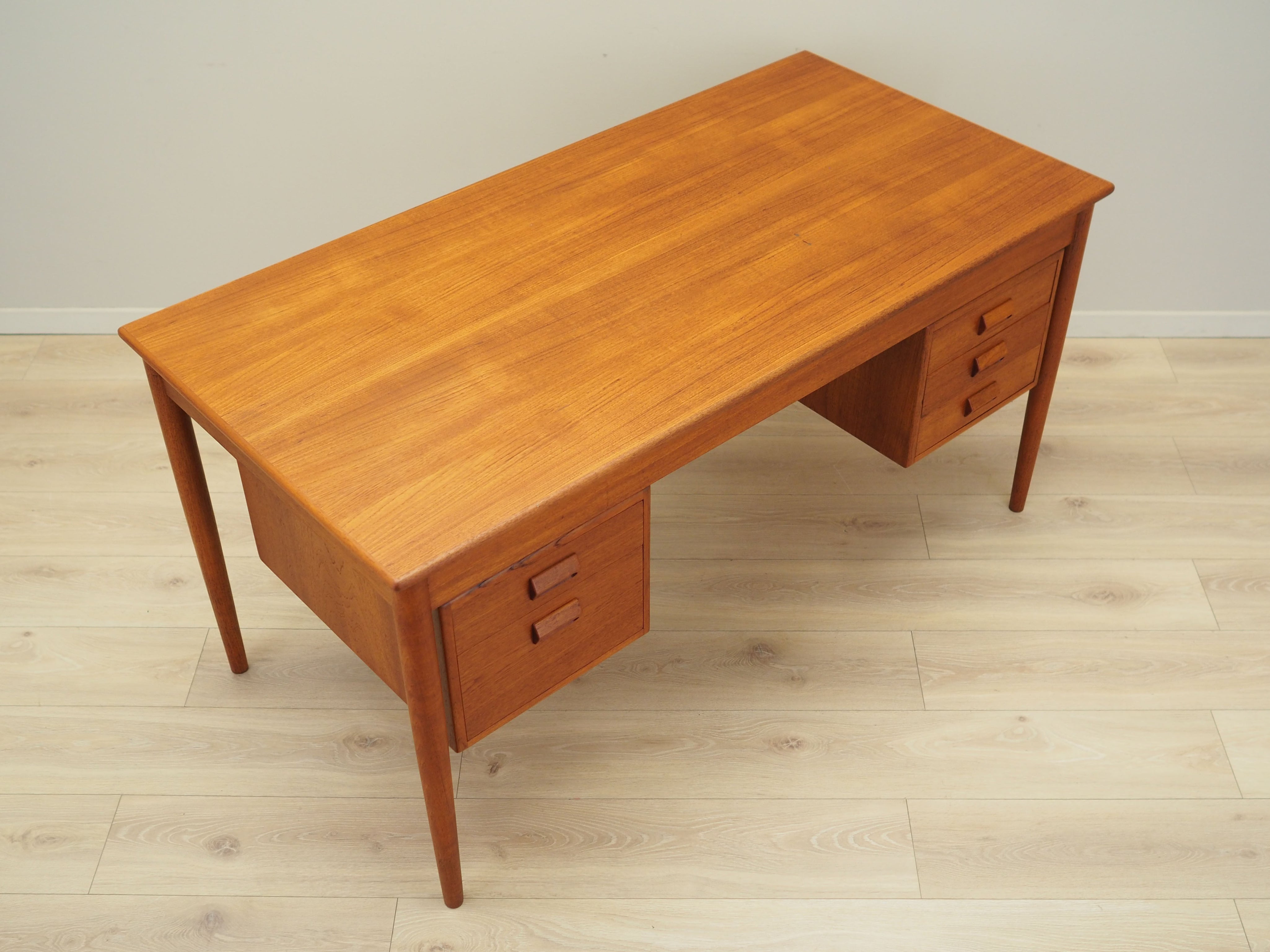 Teak_desk_Danish_design_1960s_by_B_rge_Mogensen