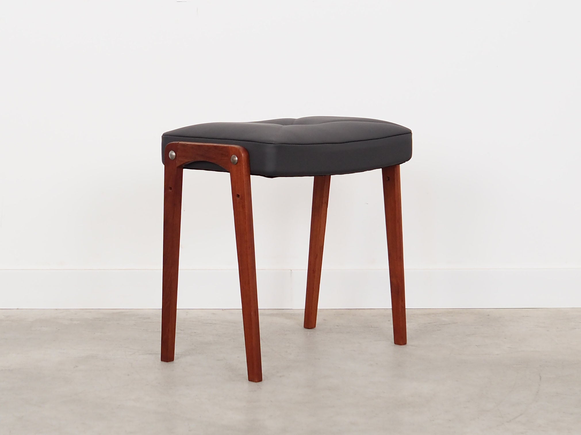 Teak_footstool_Danish_design_1970s_production_Denmark