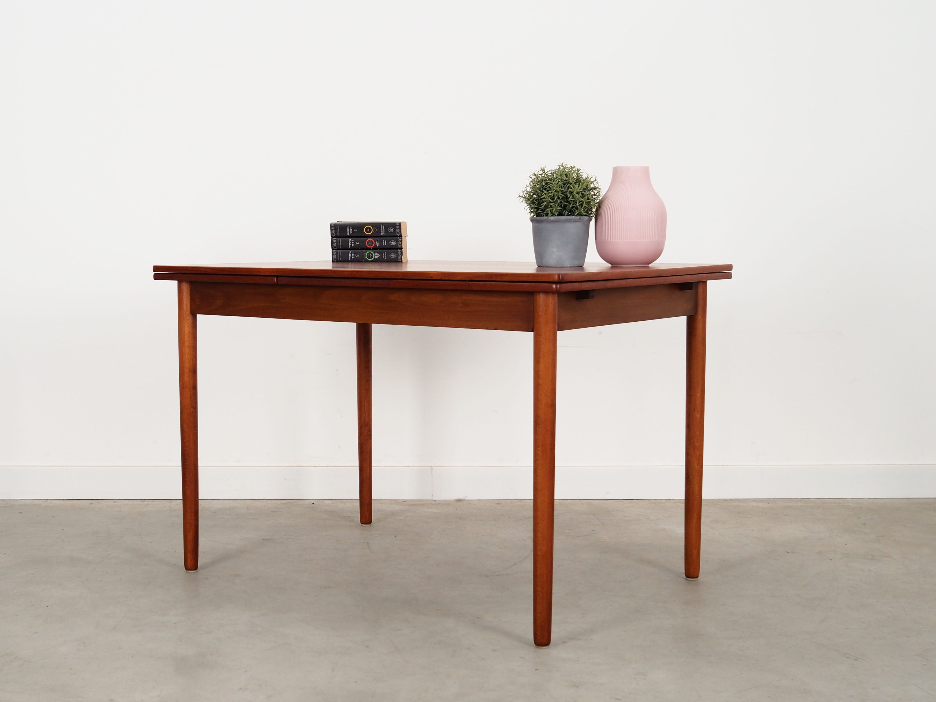 Teak_table_in_Danish_design_1970s_production_Denmark