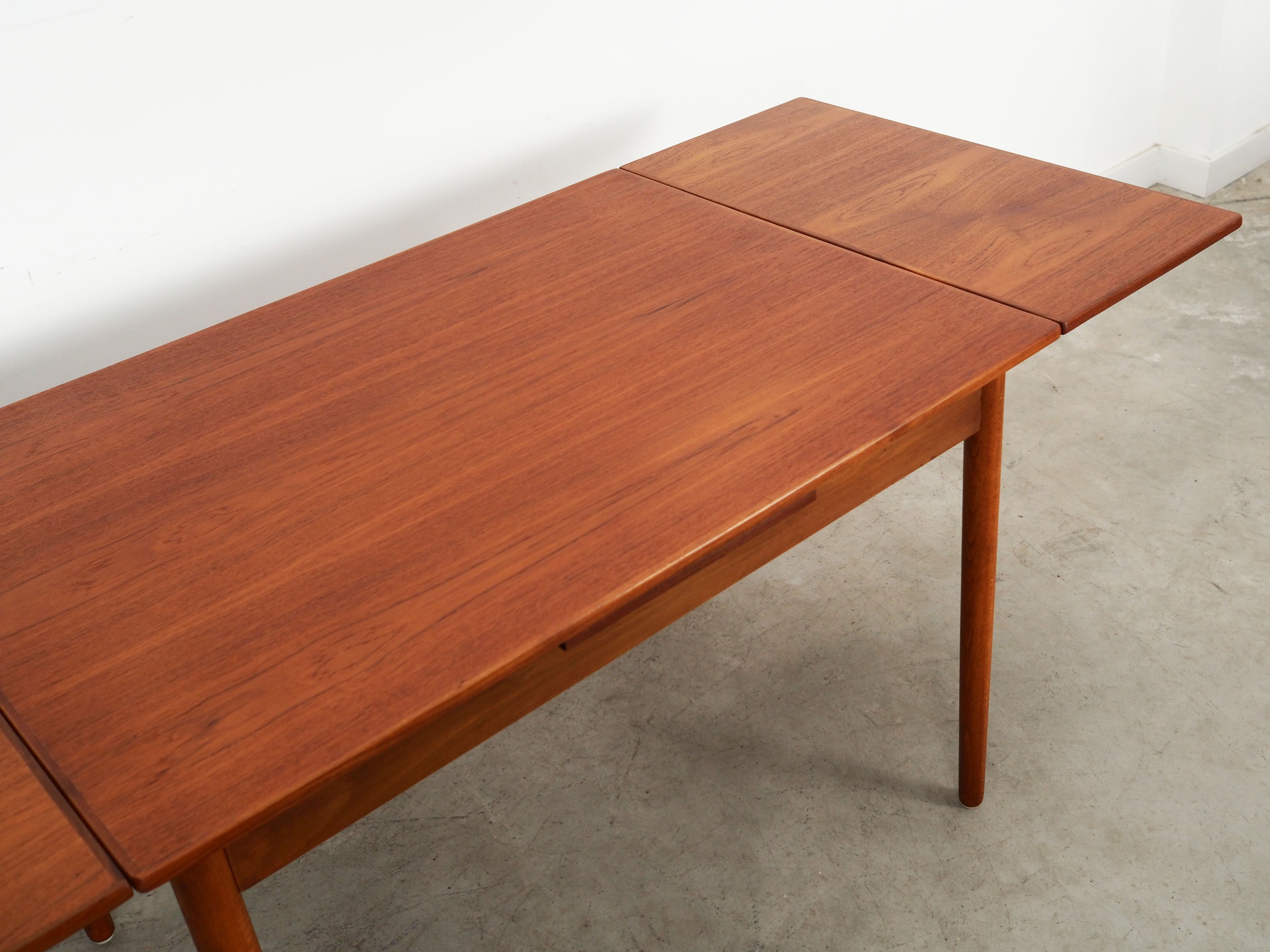 Teak_table_in_Danish_design_1970s_production_Denmark
