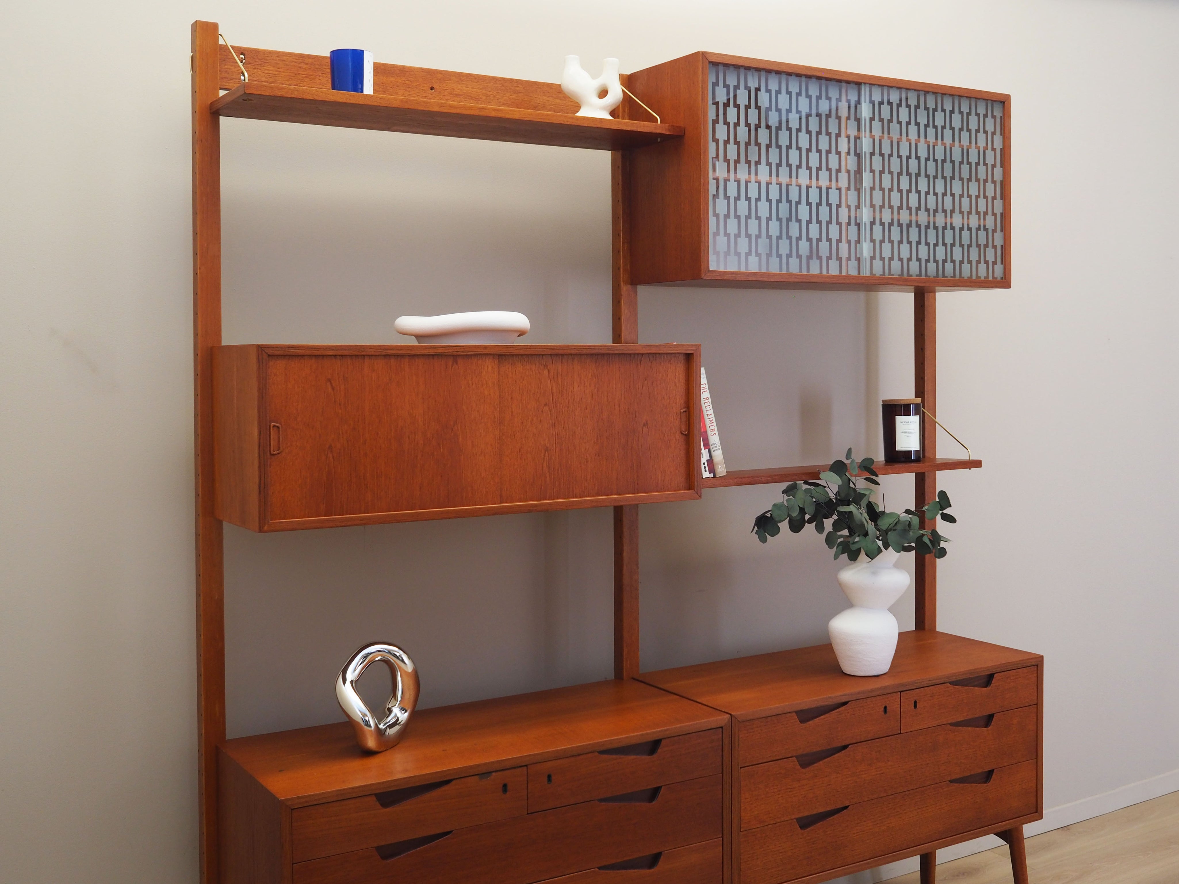 Teak_wall_unit_Norwegian_design_1960s_designer_Kjell_Riise_production_Br_drene_J_tog