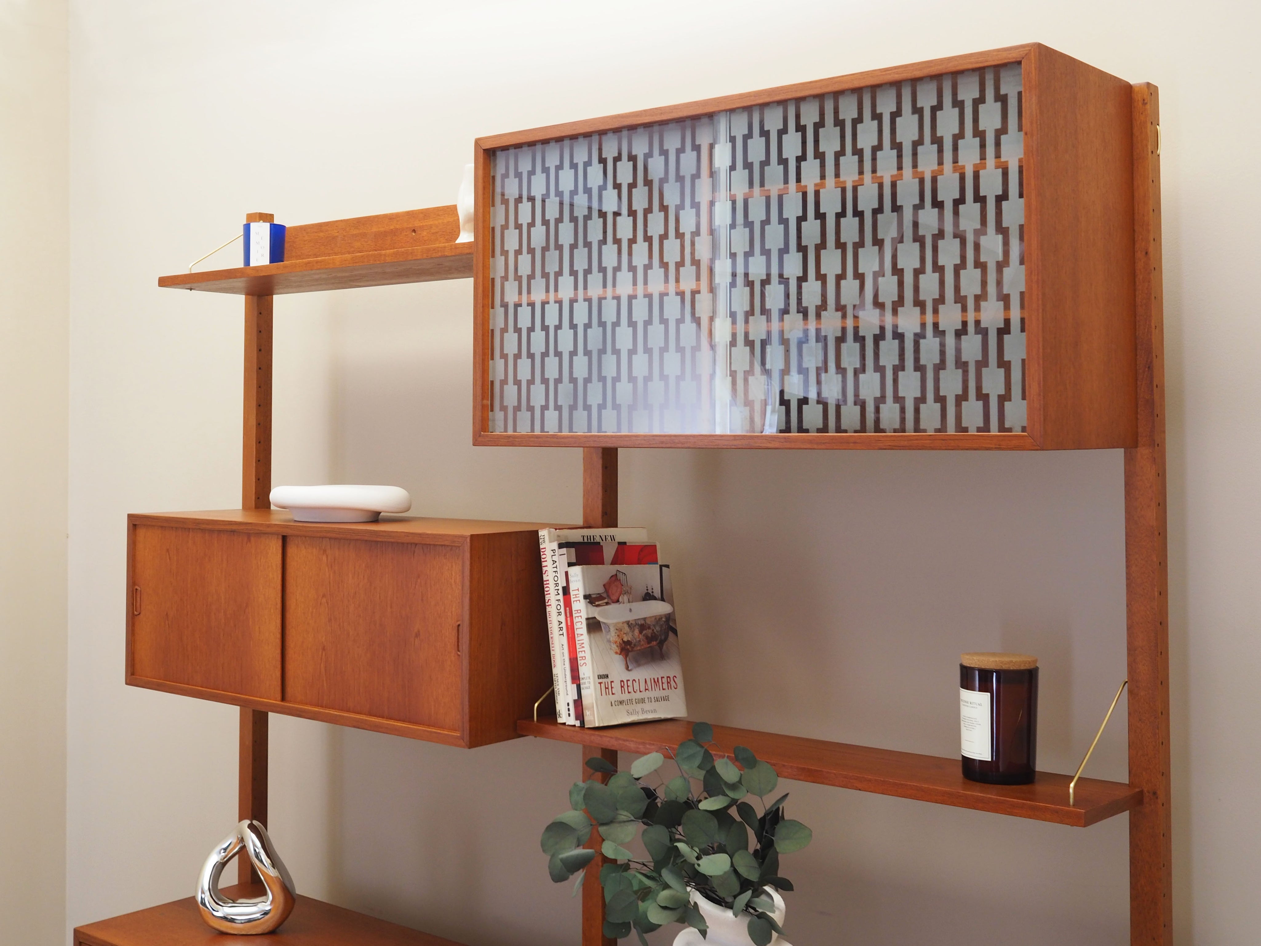 Teak_wall_unit_Norwegian_design_1960s_designer_Kjell_Riise_production_Br_drene_J_tog