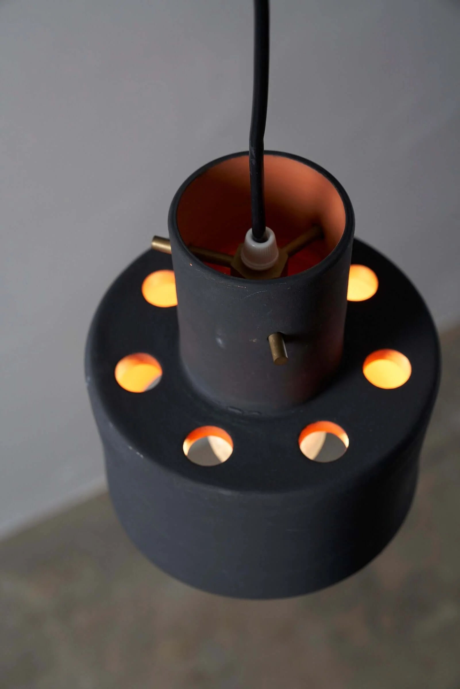 Terracotta_Pendant_Artiforte_in_Black