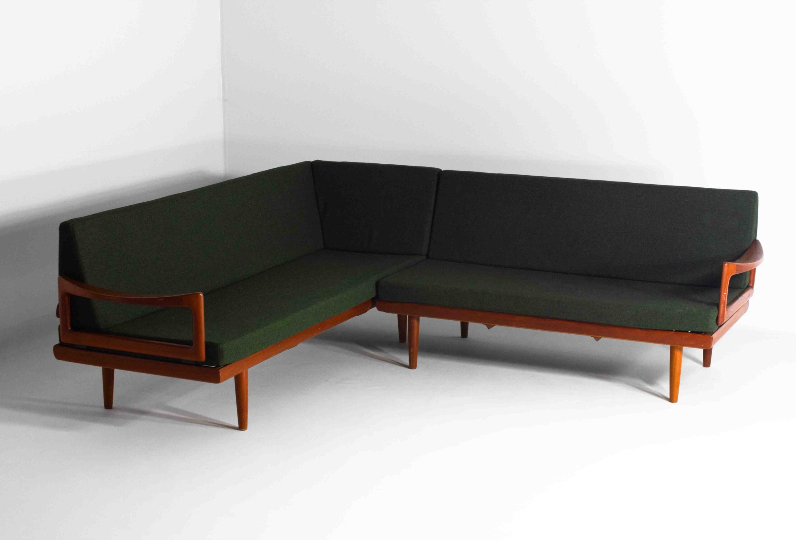 Tove_&_Edvard_Kindt-Larsen_sitting_corner