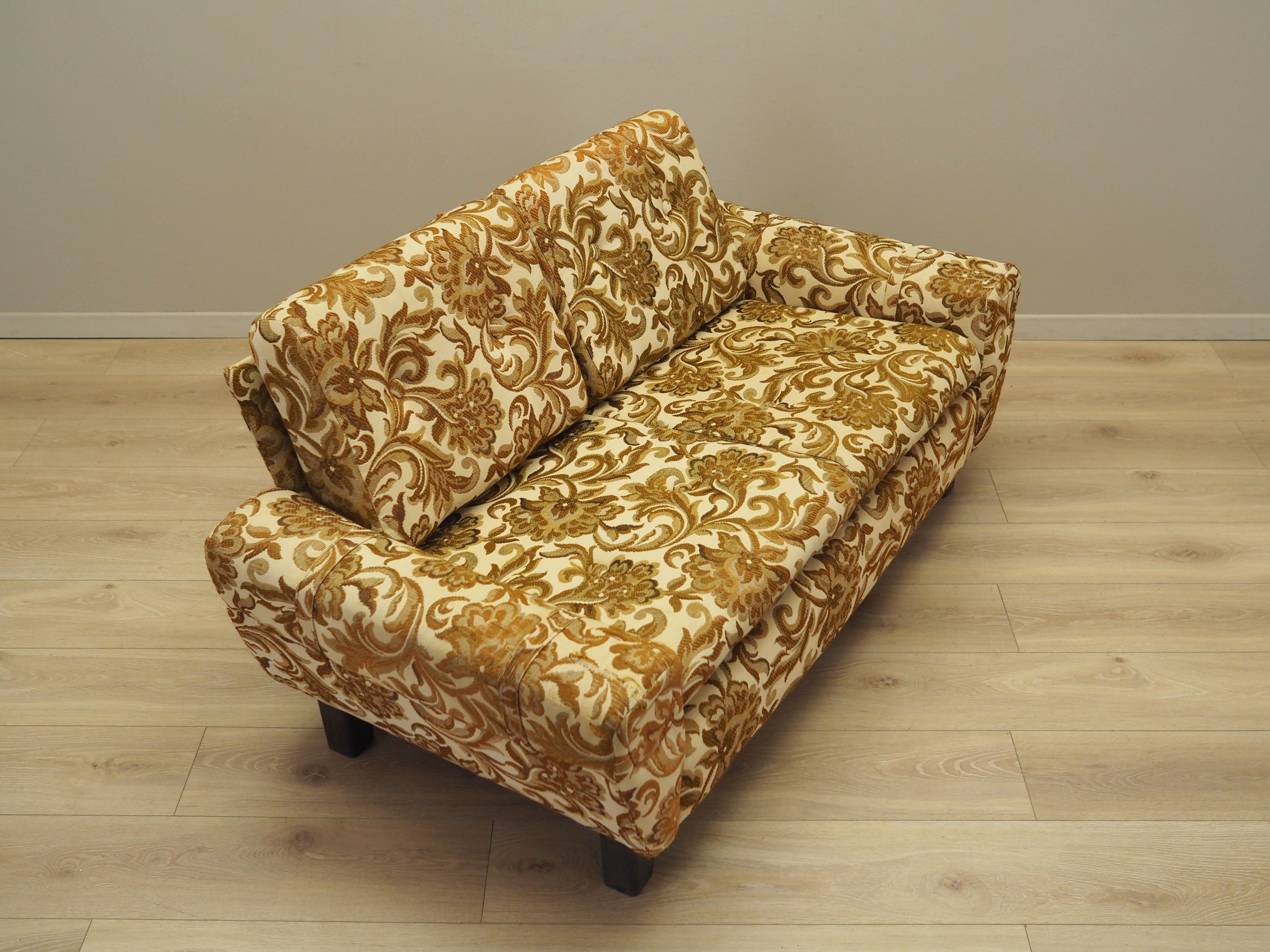 Two-seater_sofa_Danish_design_1960s_production_Denmark