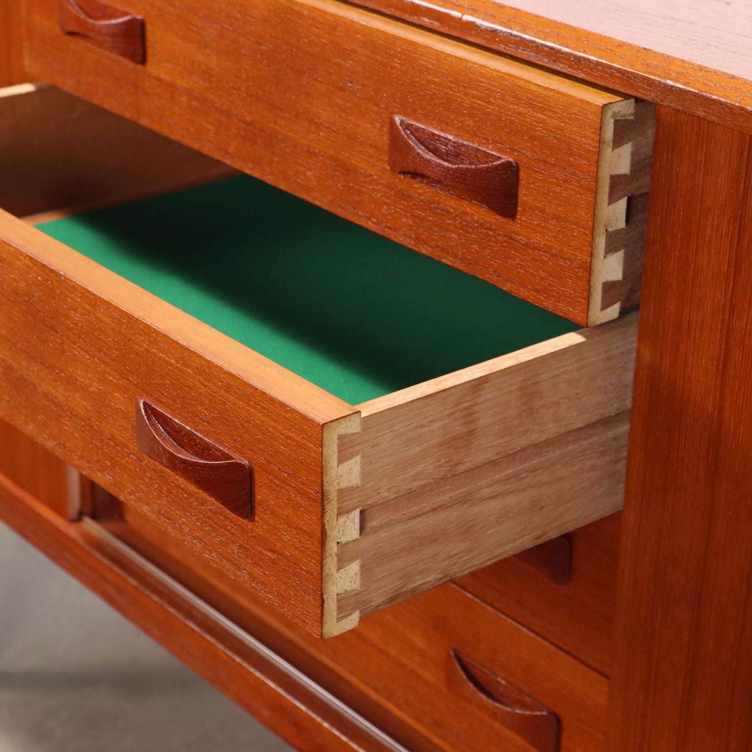 Vintage_Sideboard_Teak_Drawers_Fully_Restored_Italy_1960s