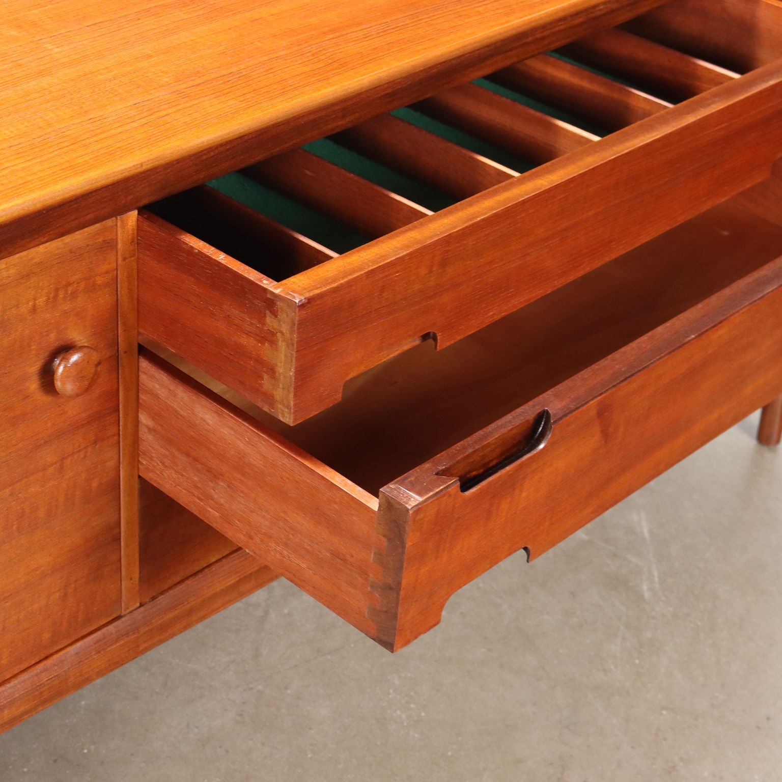 Vintage_Sideboard_Teak_Veneer_England_1960s
