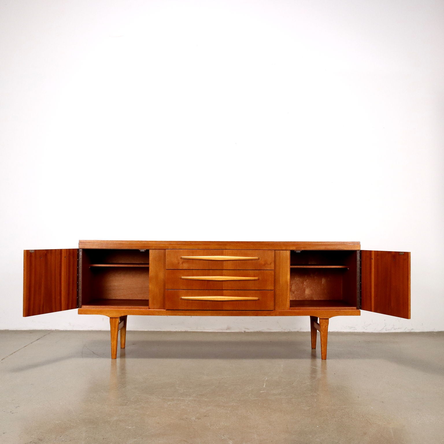 Vintage_Sideboard_Teak_Veneer_Italy_1960s