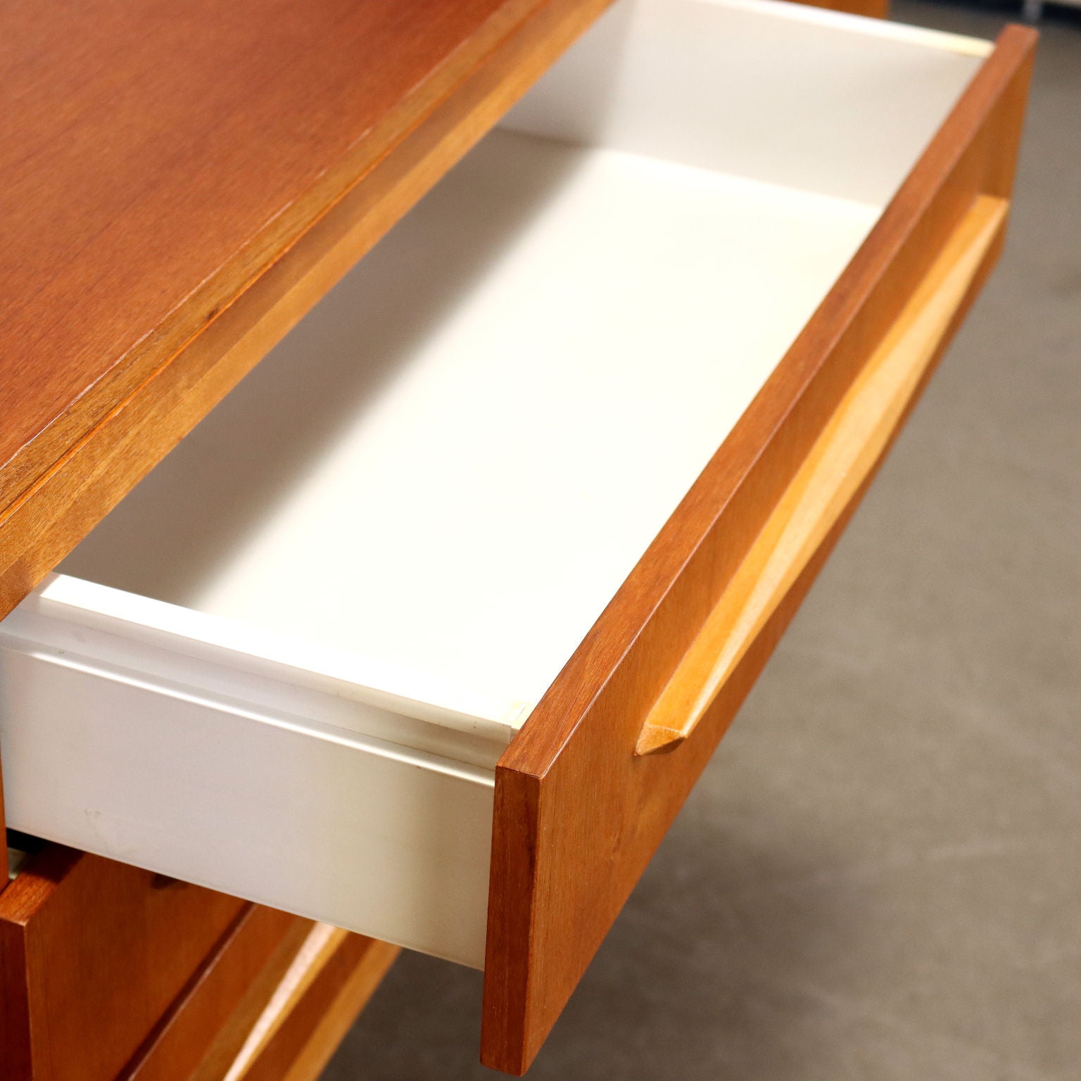 Vintage_Sideboard_Teak_Veneer_Italy_1960s
