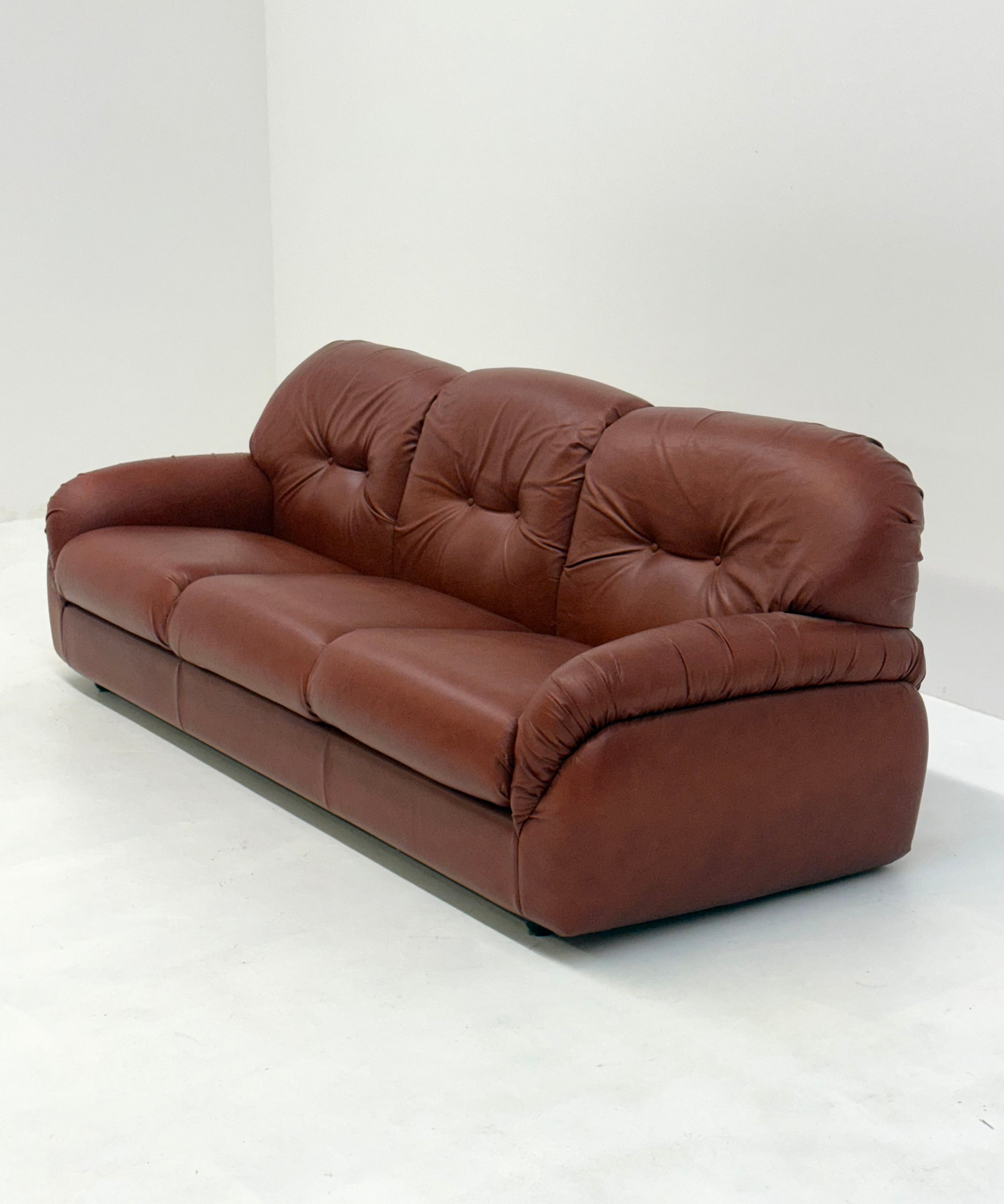 Vintage_design_sofa_from_Poltrona_in_imitation_leather