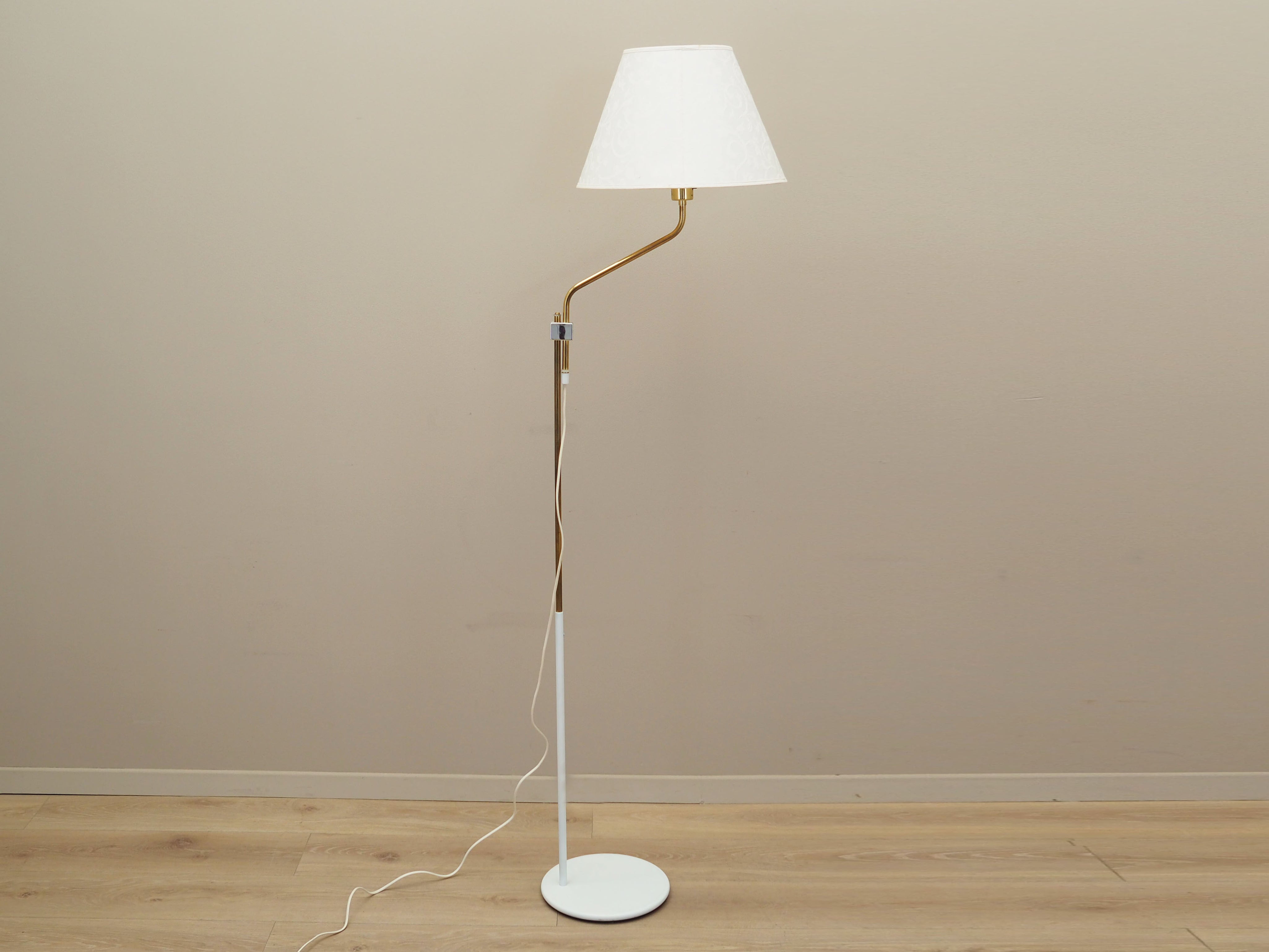 White_Floor_lamp_Danish_design_1970s_production_Denmark