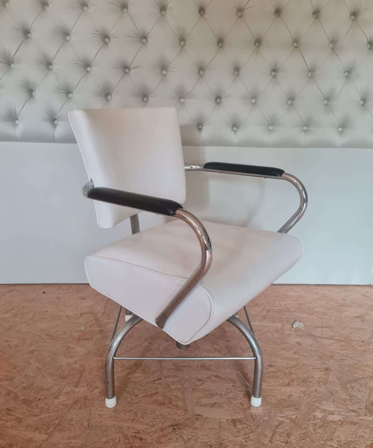 White_Vinyl_Salon_Chair,_1960s