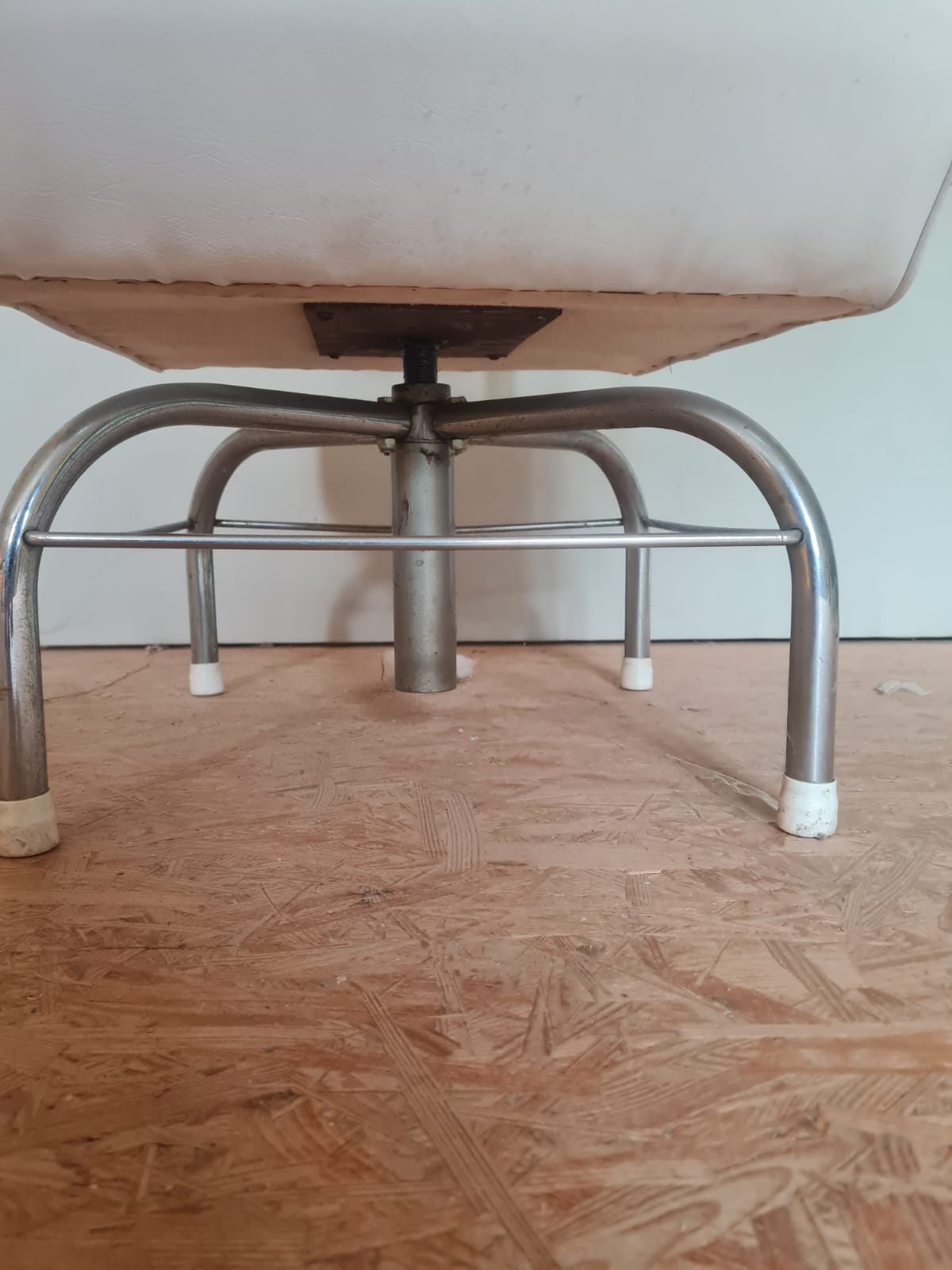 White_Vinyl_Salon_Chair,_1960s