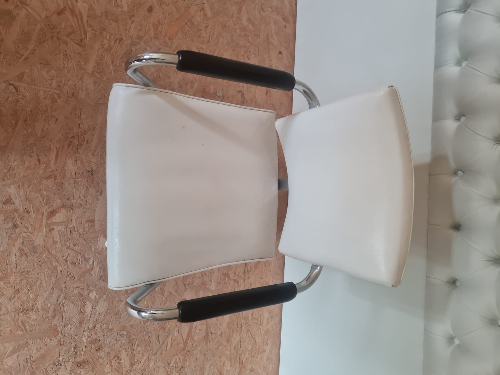 White_Vinyl_Salon_Chair,_1960s