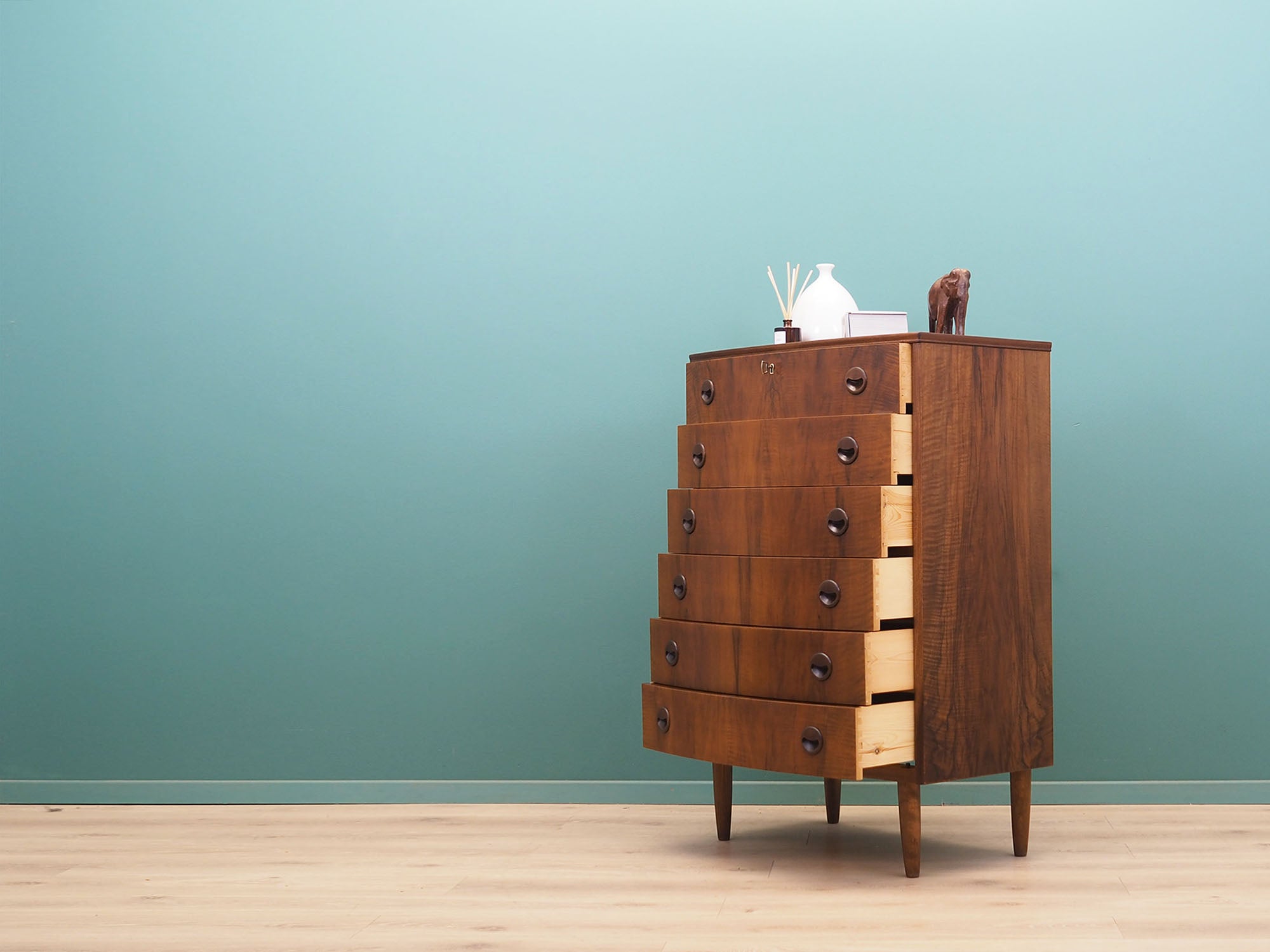 Wooden_Chest_of_drawers_in_Brown