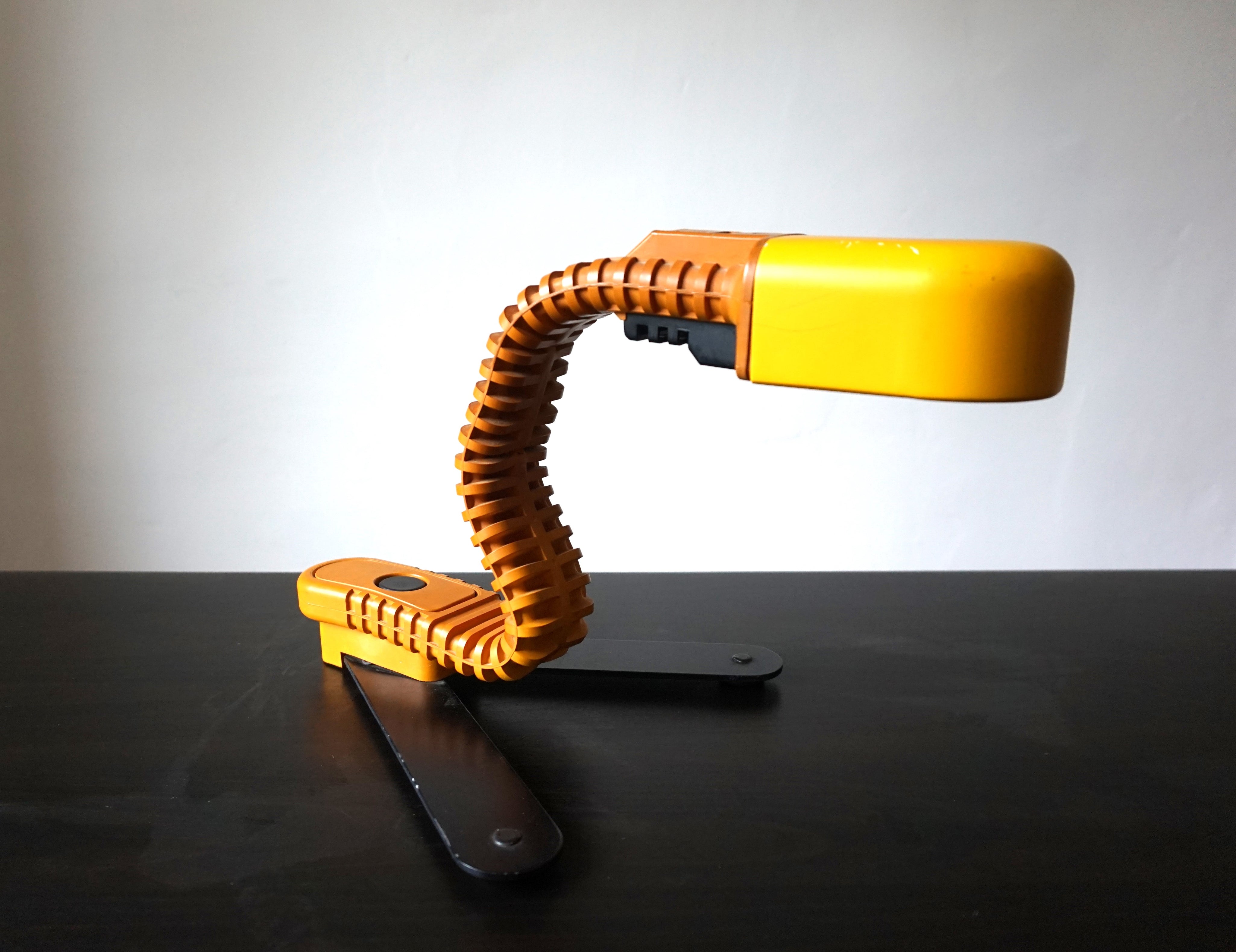 Yellow_Cobra_Table_Lamp_by_Masayuki_Kurokawa